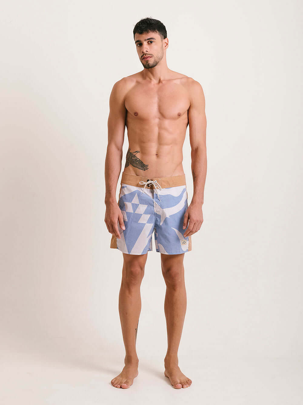 Shorts Boardwalk Pineapple da Greenish, tecido stretch, estampa exclusiva, conforto e estilo para o verão.