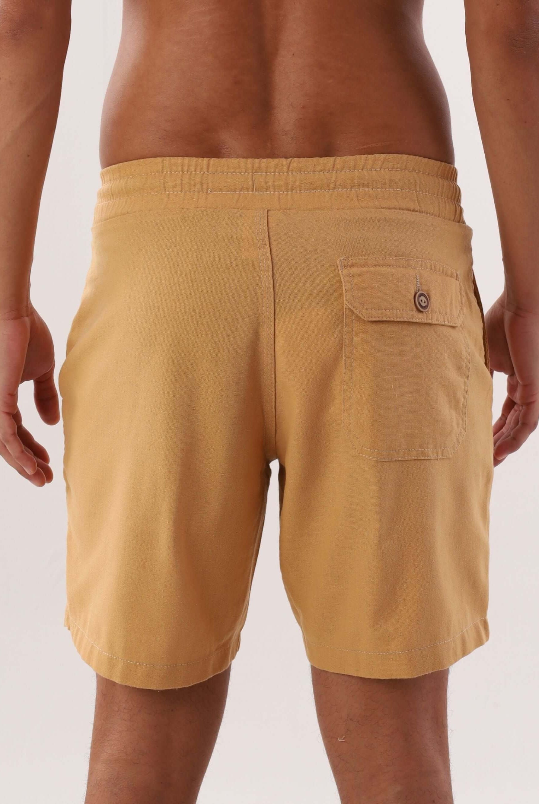 Bermuda Blend Amarelo Escuro da Greenish, vista traseira, estilo casual e confortável para o verão.