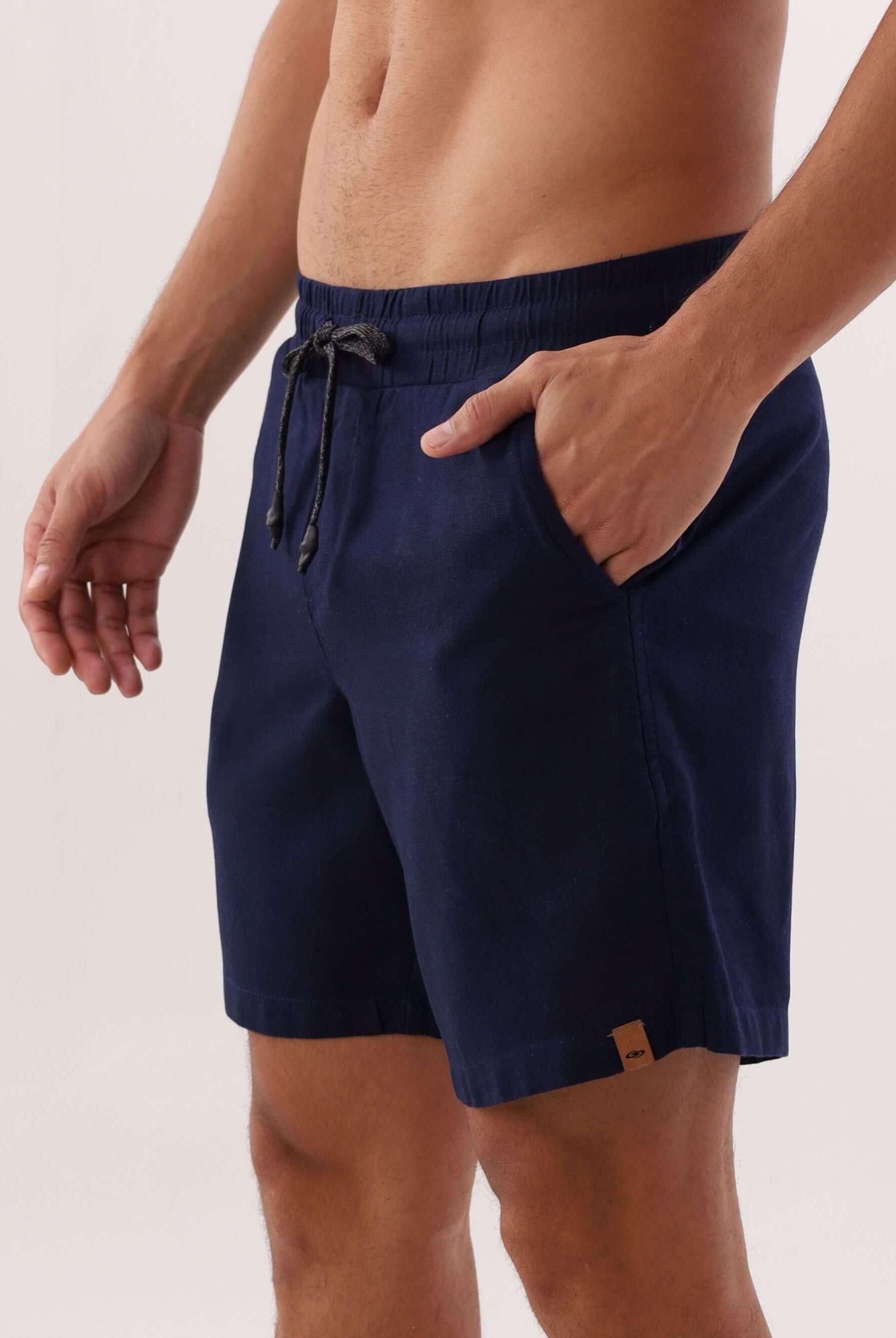 Bermuda Blend Azul Marinho da Greenish, ideal para o verão, com bolso e cós ajustável.