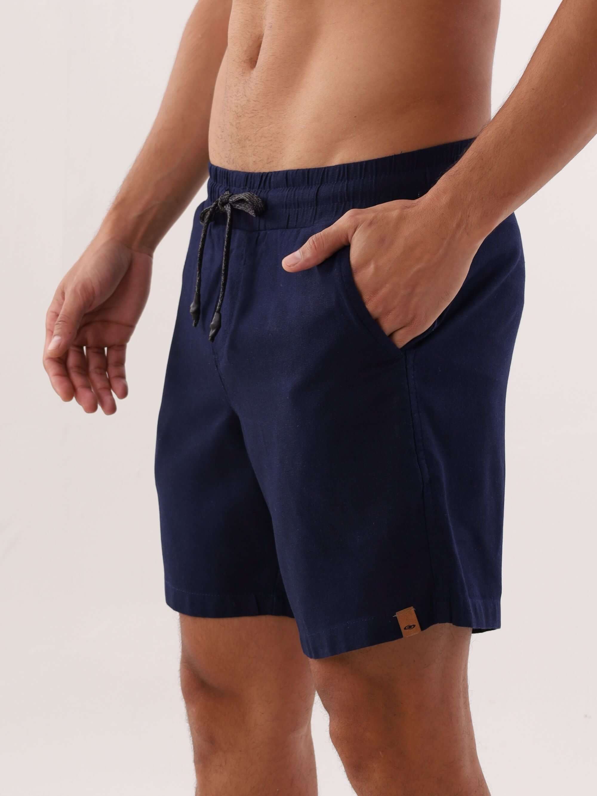 Bermuda Blend Azul Marinho da Greenish, ideal para o verão, com bolso e cós ajustável.