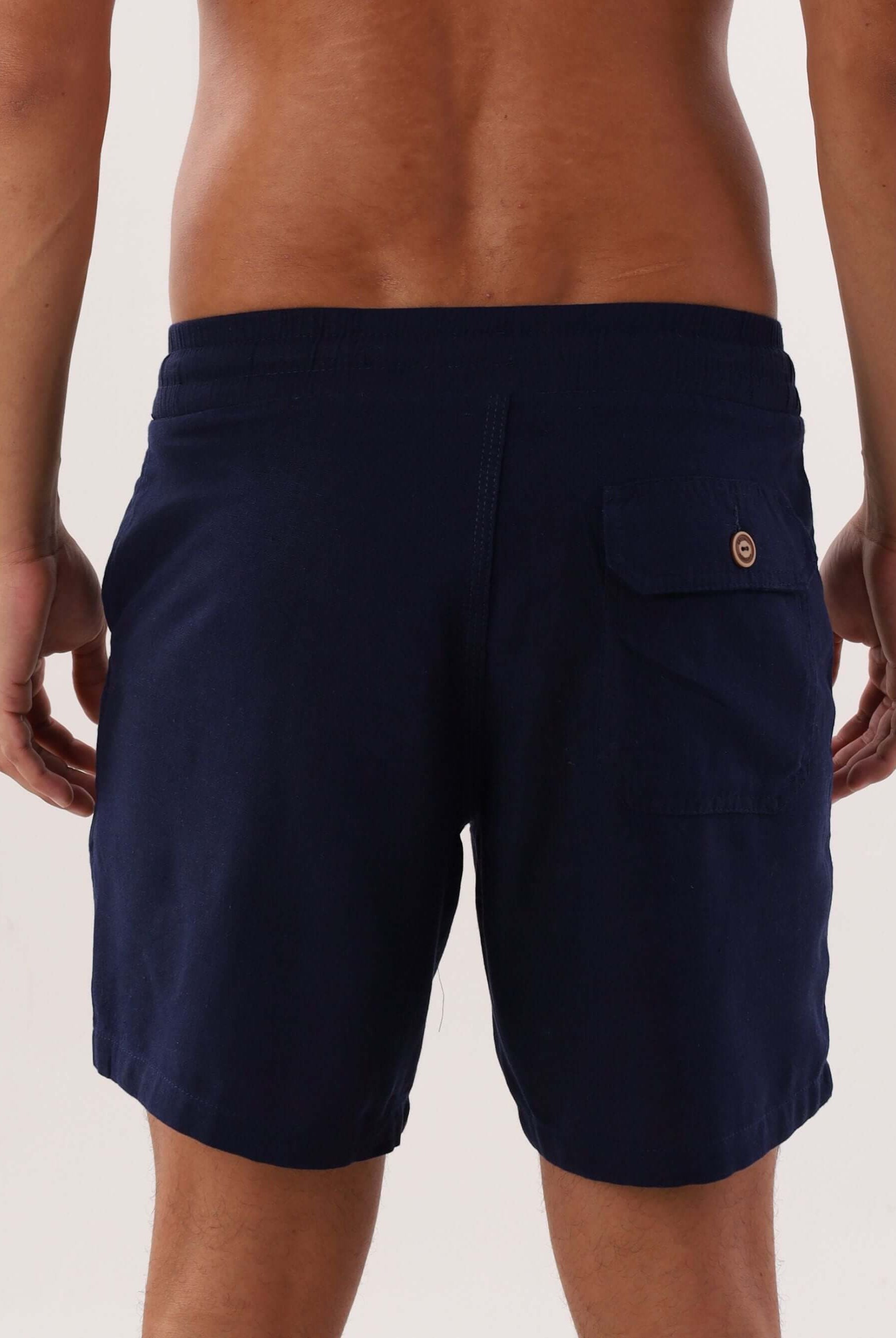 Bermuda Blend Azul Marinho da Greenish, vista traseira, ideal para o verão e atividades ao ar livre.