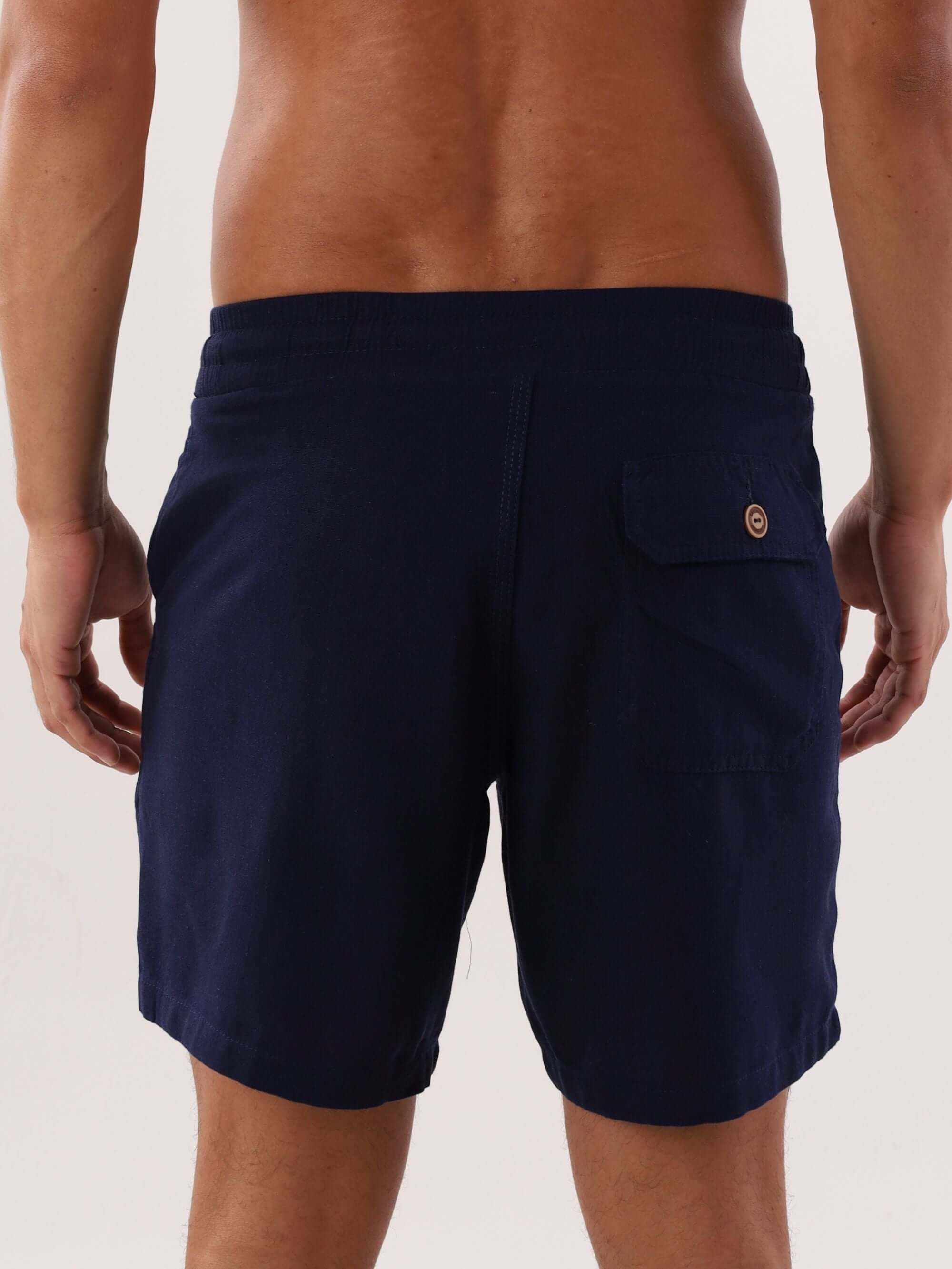 Bermuda Blend Azul Marinho da Greenish, vista traseira, ideal para o verão e atividades ao ar livre.