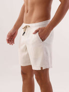 Bermuda masculina natural da Greenish, feita de material leve e confortável, ideal para o verão.