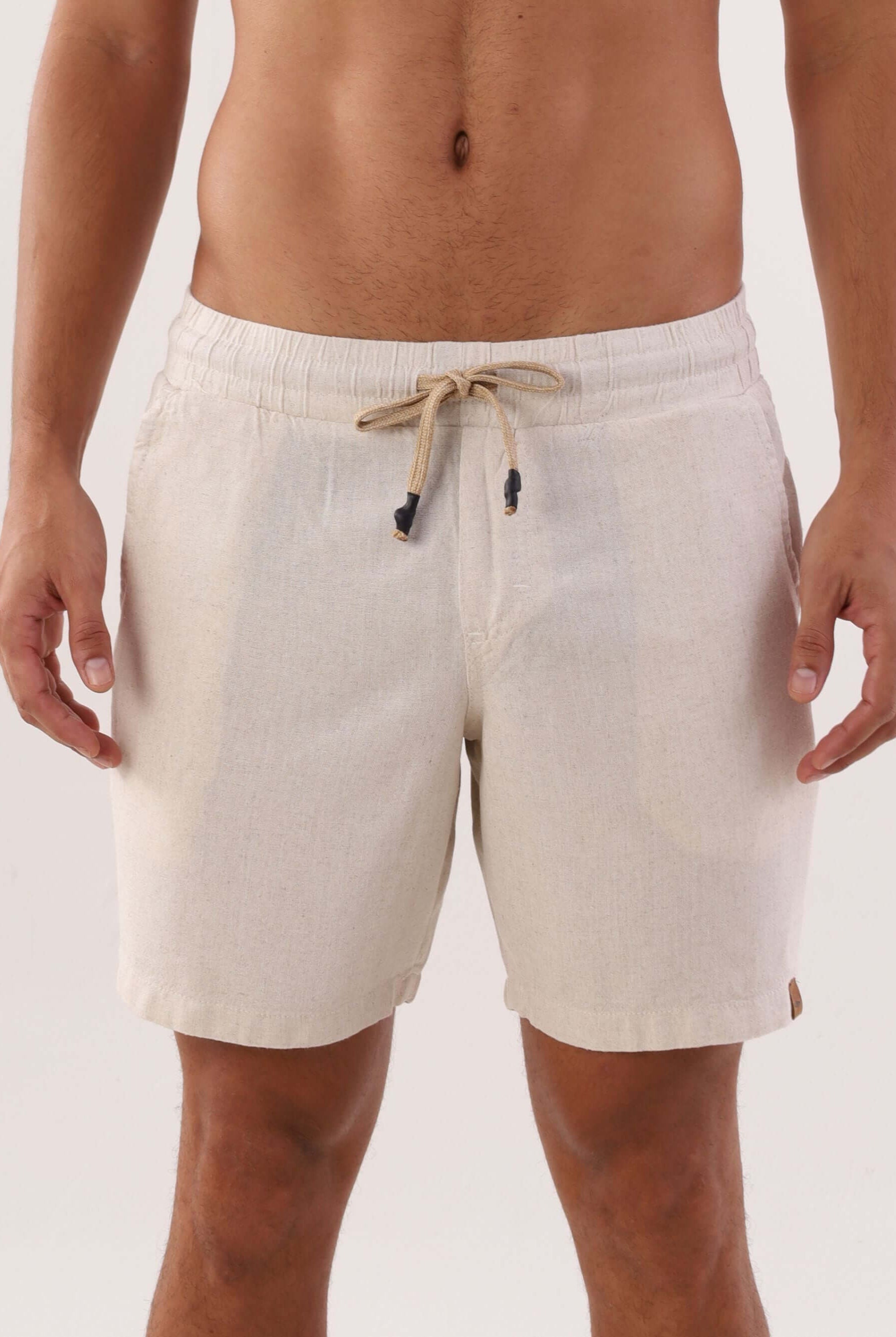Bermuda Blend - Natural da Greenish, shorts masculinos em tom claro, ideal para o verão e atividades ao ar livre.