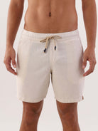 Bermuda Blend - Natural da Greenish, shorts masculinos em tom claro, ideal para o verão e atividades ao ar livre.