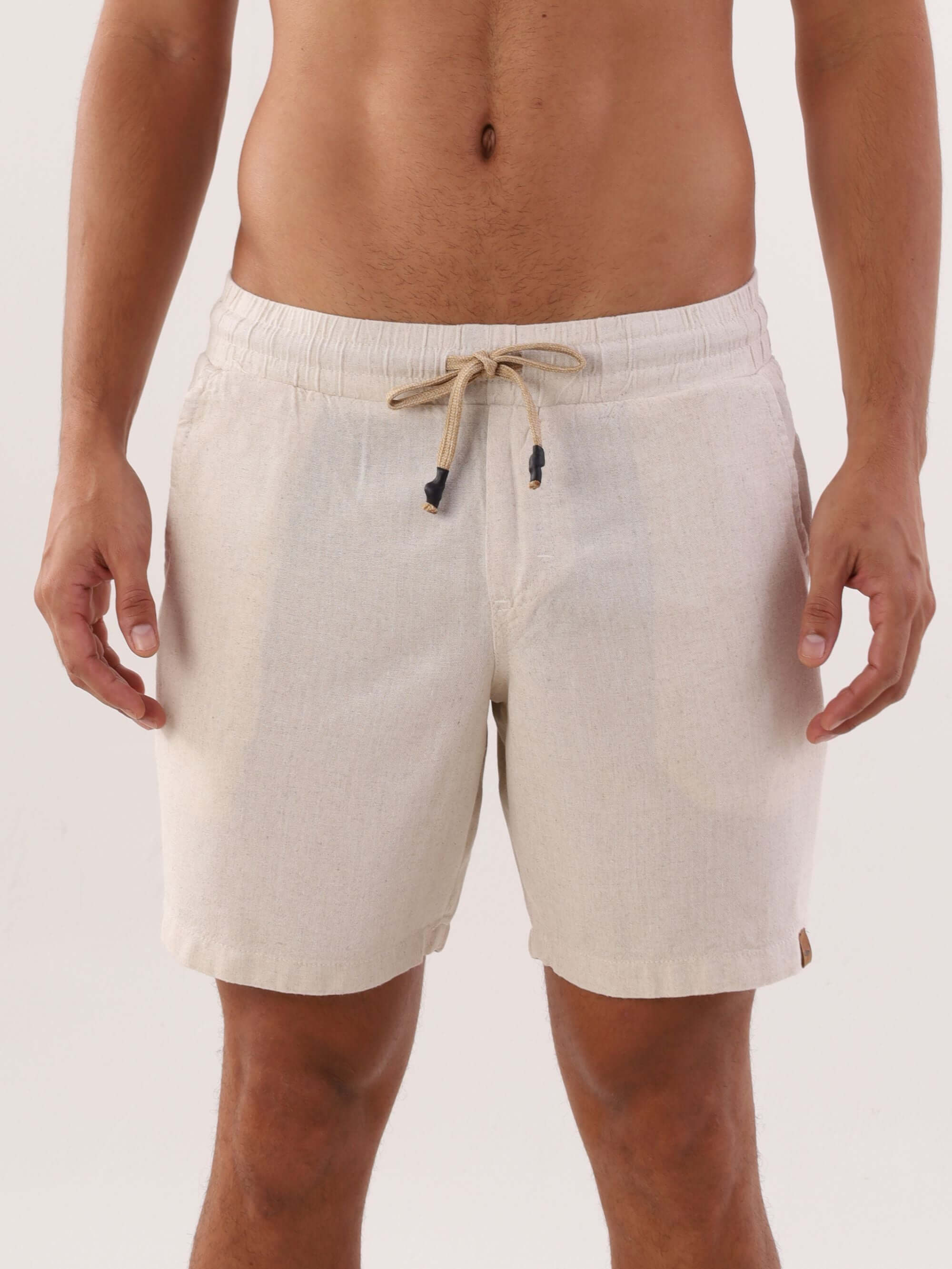 Bermuda Blend - Natural da Greenish, shorts masculinos em tom claro, ideal para o verão e atividades ao ar livre.