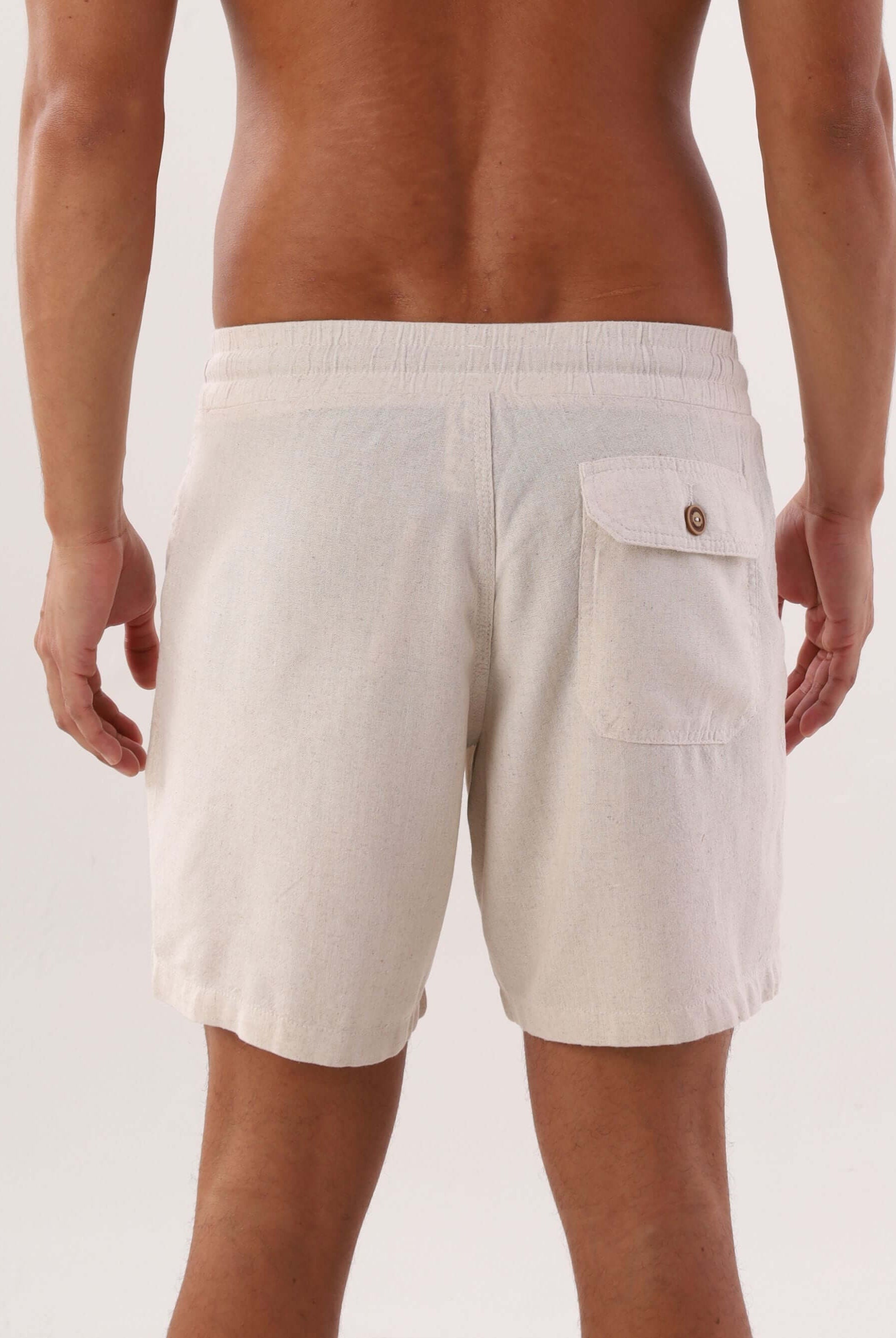 Bermuda Blend Natural da Greenish, vista traseira em tecido claro, com bolso, ideal para o verão.