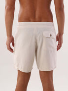 Bermuda Blend Natural da Greenish, vista traseira em tecido claro, com bolso, ideal para o verão.