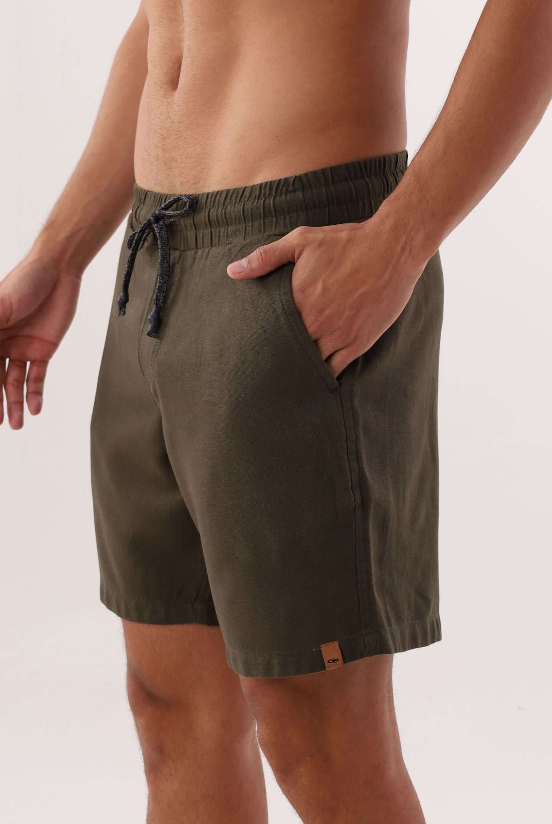 Bermuda Blend Verde Militar da marca Greenish, ideal para verão, confortável e estilosa para homens.