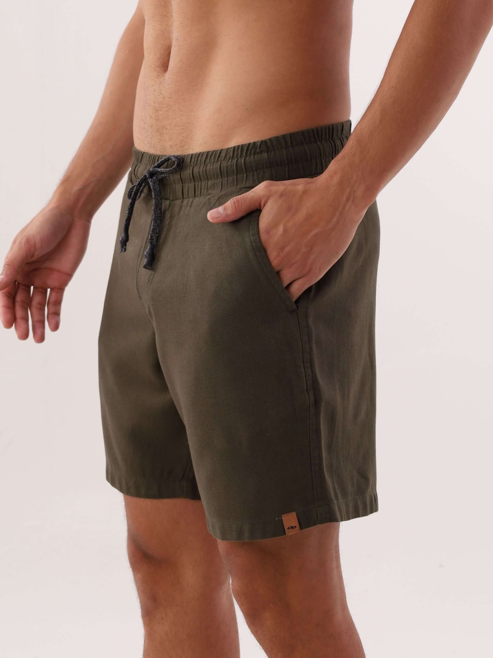 Bermuda Blend Verde Militar da marca Greenish, ideal para verão, confortável e estilosa para homens.