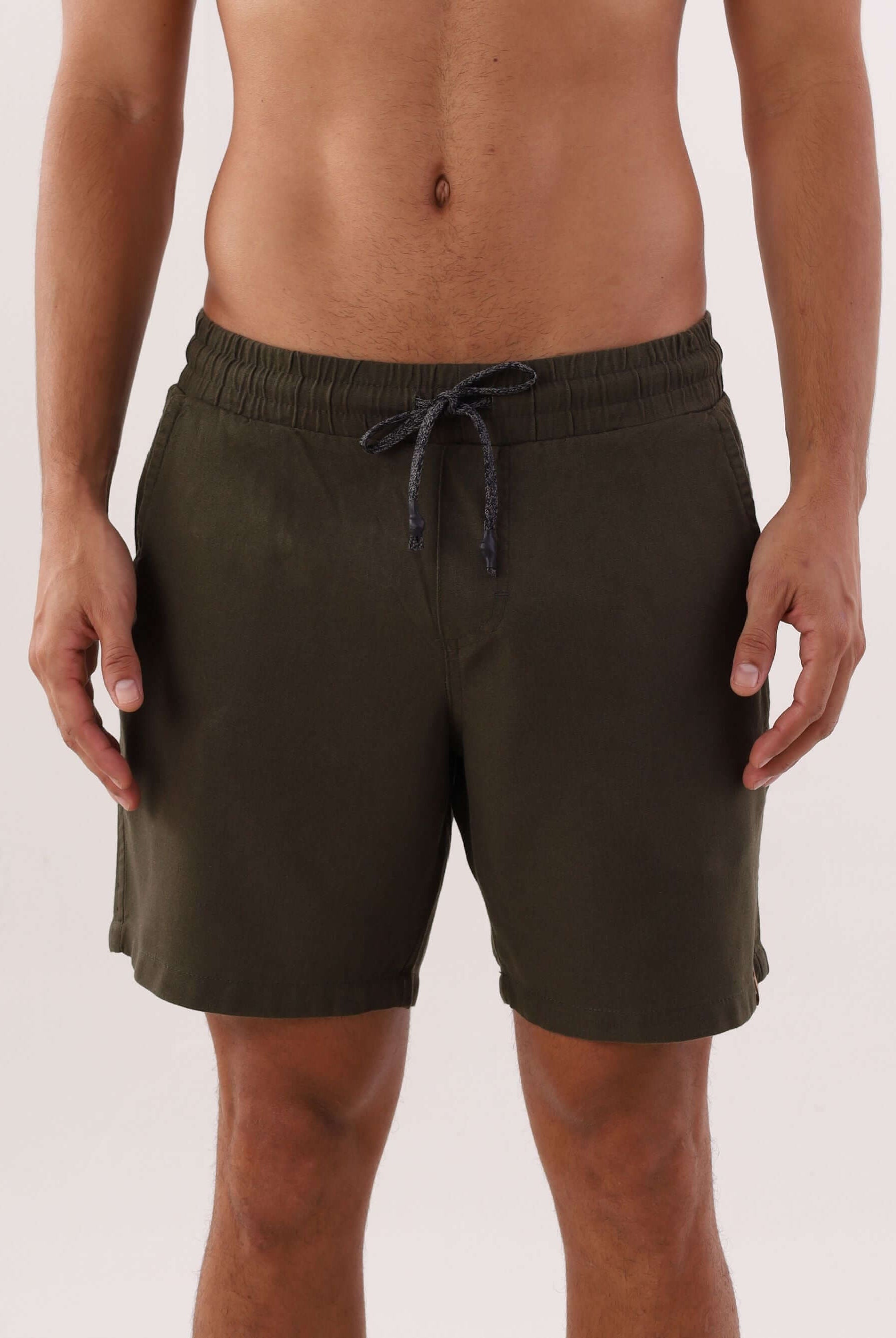 Bermuda Blend Verde Militar da marca Greenish, ideal para looks descontraídos e confortáveis no verão.