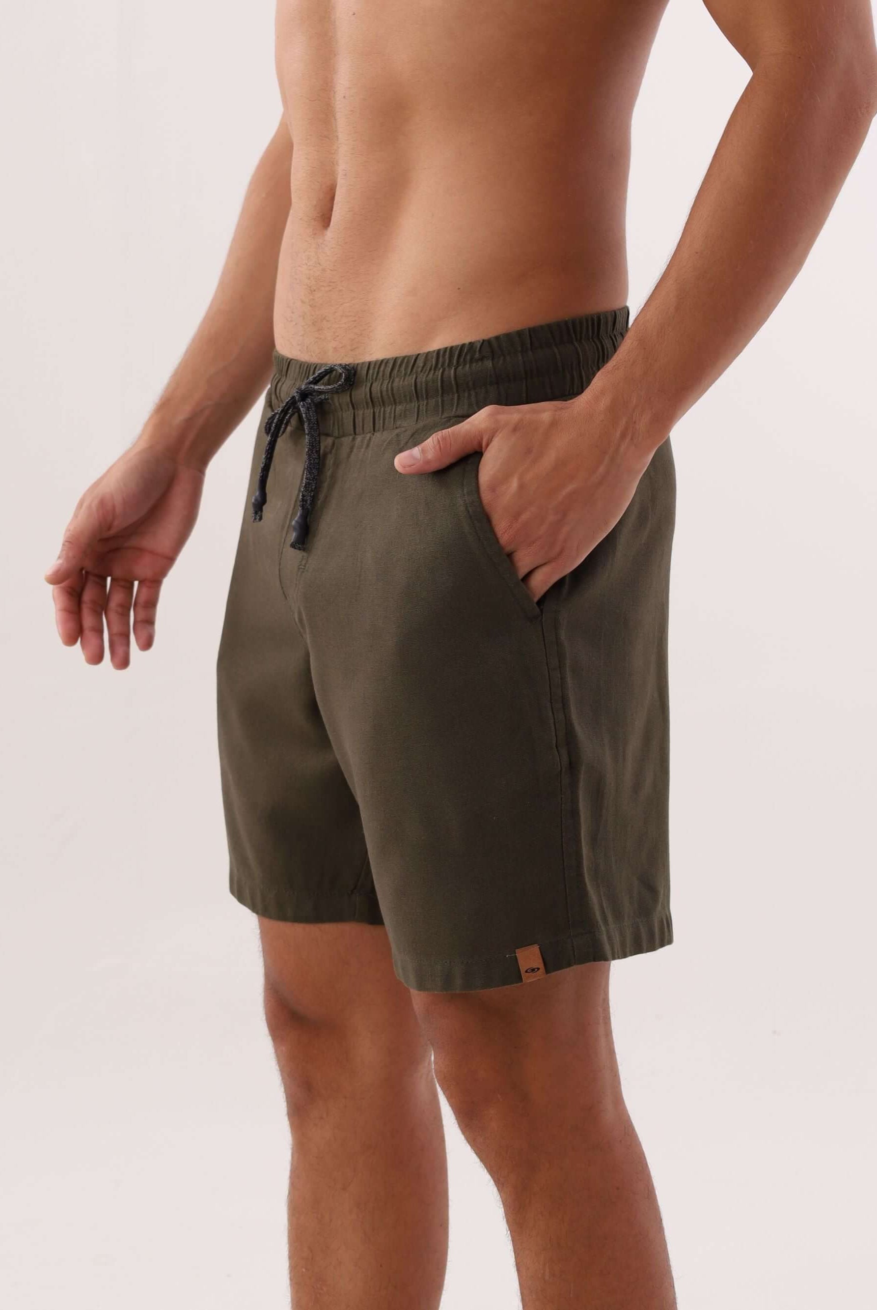 Bermuda Blend Verde Militar da Greenish, estilo casual, perfeita para o verão e momentos de lazer.