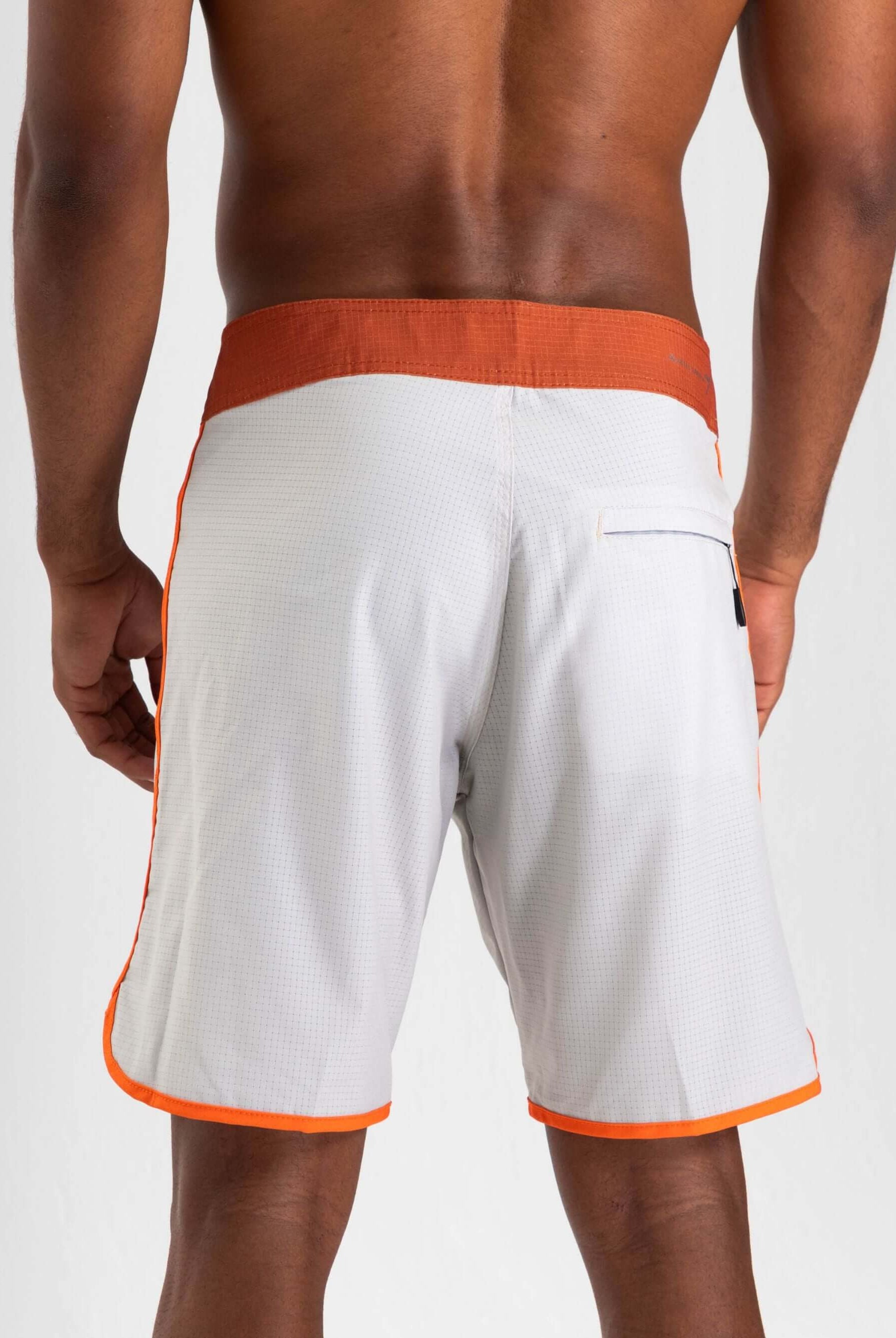 Bermuda Greenish Retrô Flat Sea bege, detalhe traseiro com bolso e cós anatômico, ideal para conforto e performance.