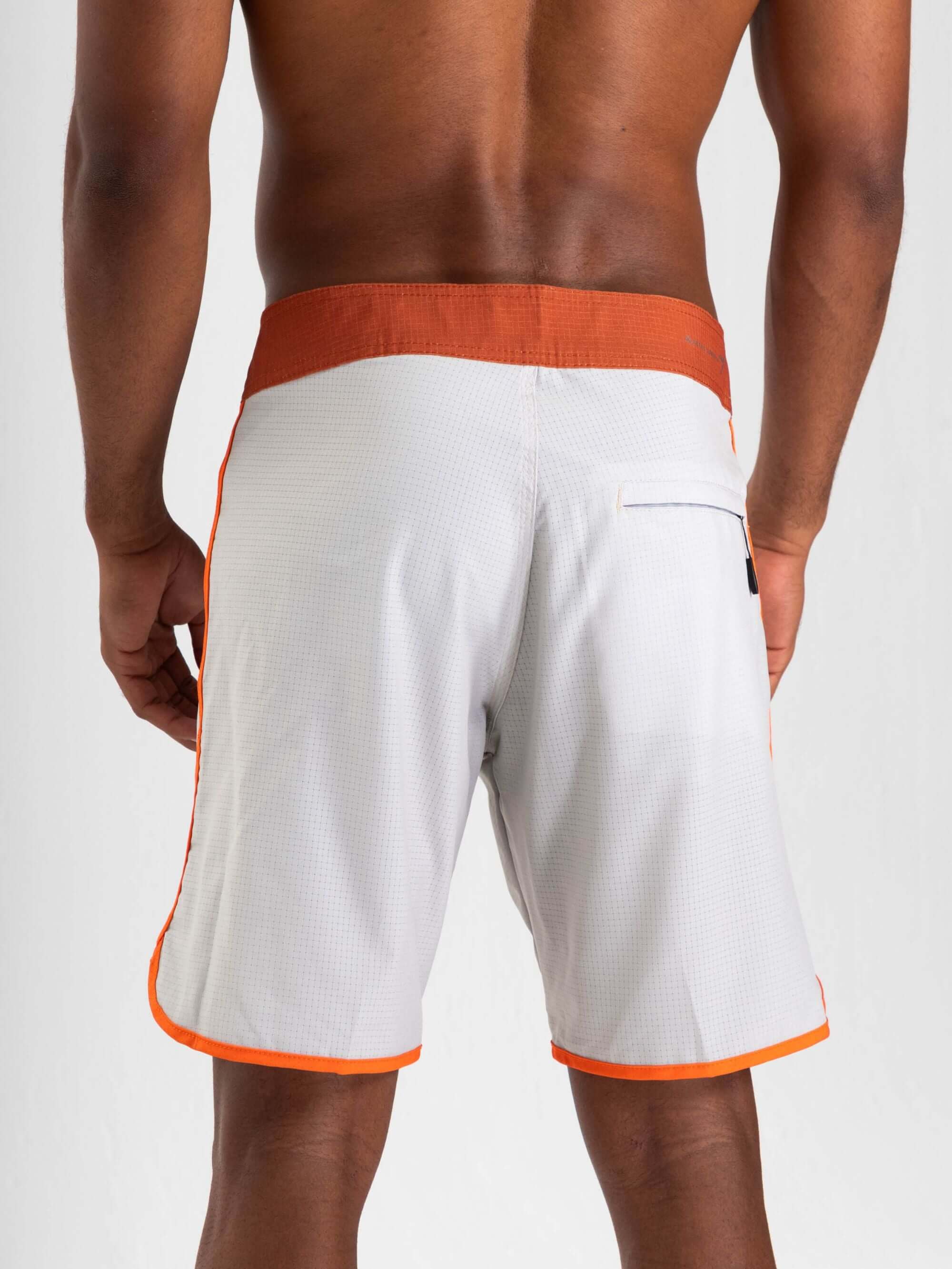 Bermuda Greenish Retrô Flat Sea bege, detalhe traseiro com bolso e cós anatômico, ideal para conforto e performance.