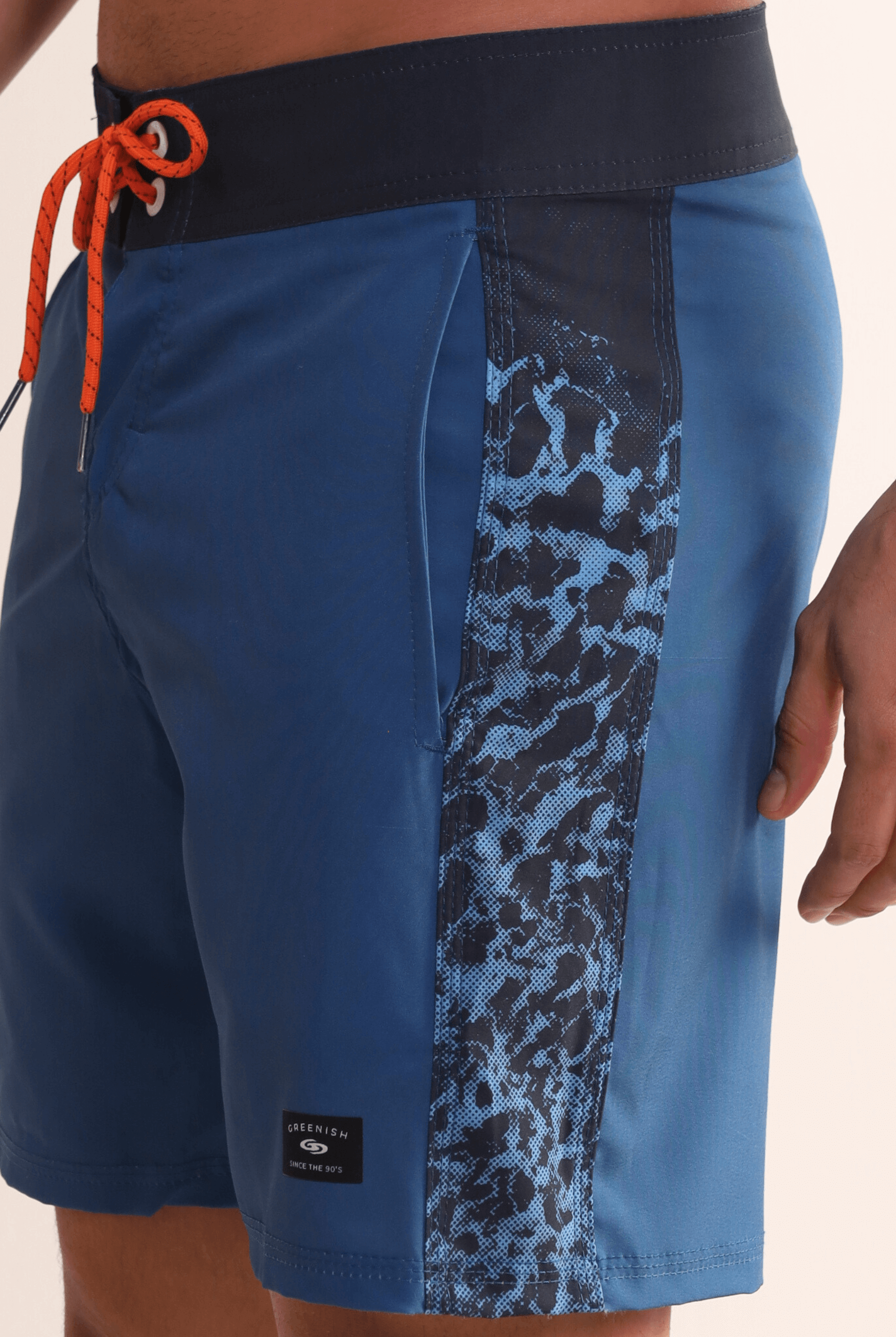 Bermuda Boardwalk Salt Water Texture Azul da Greenish com detalhe lateral texturizado em preto e azul, ideal para estilo litorâneo.