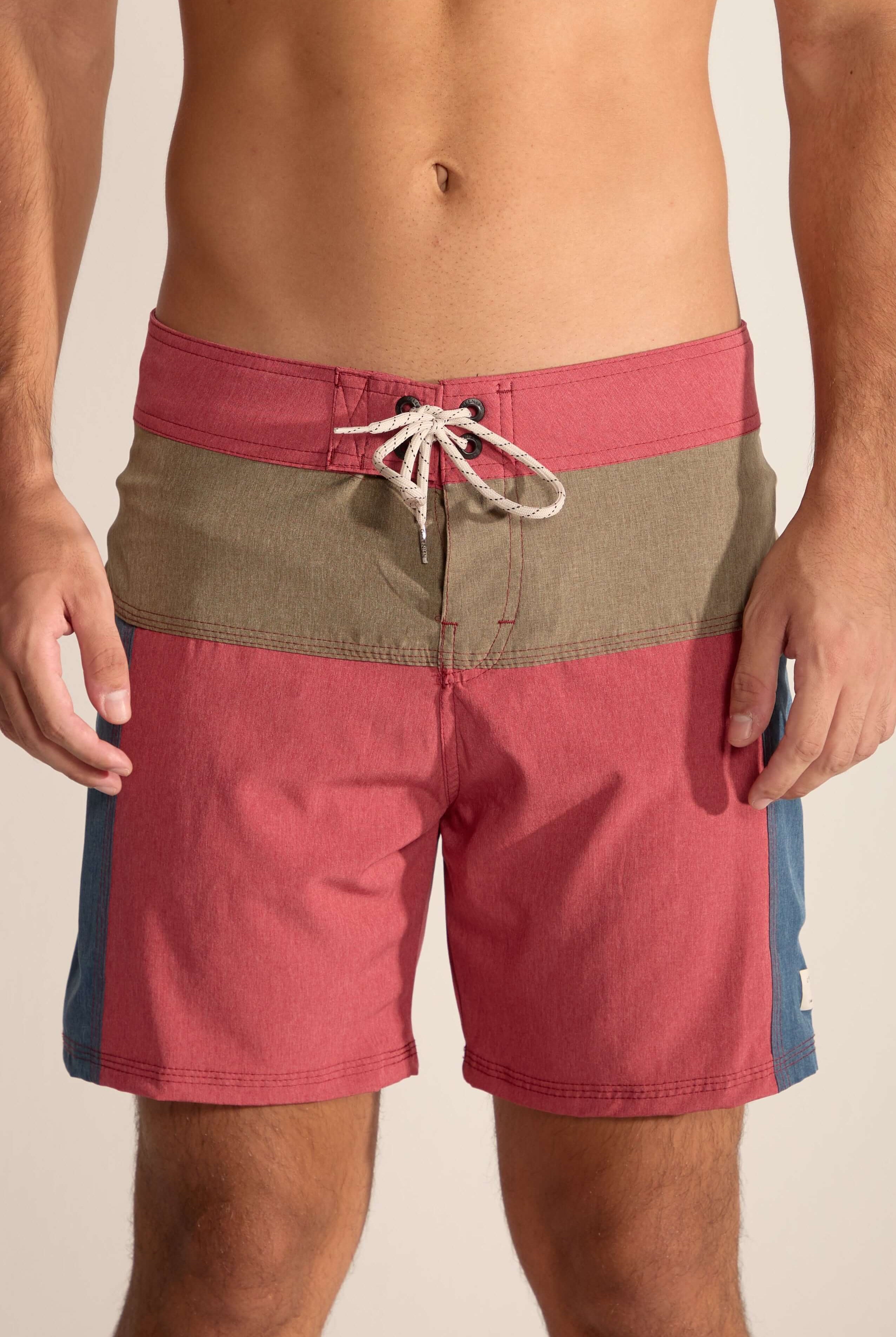 Bermuda Boardwalk Backoutdoor Bordo da Greenish: conforto, ajuste perfeito e estilo moderno para quem ama o mar.