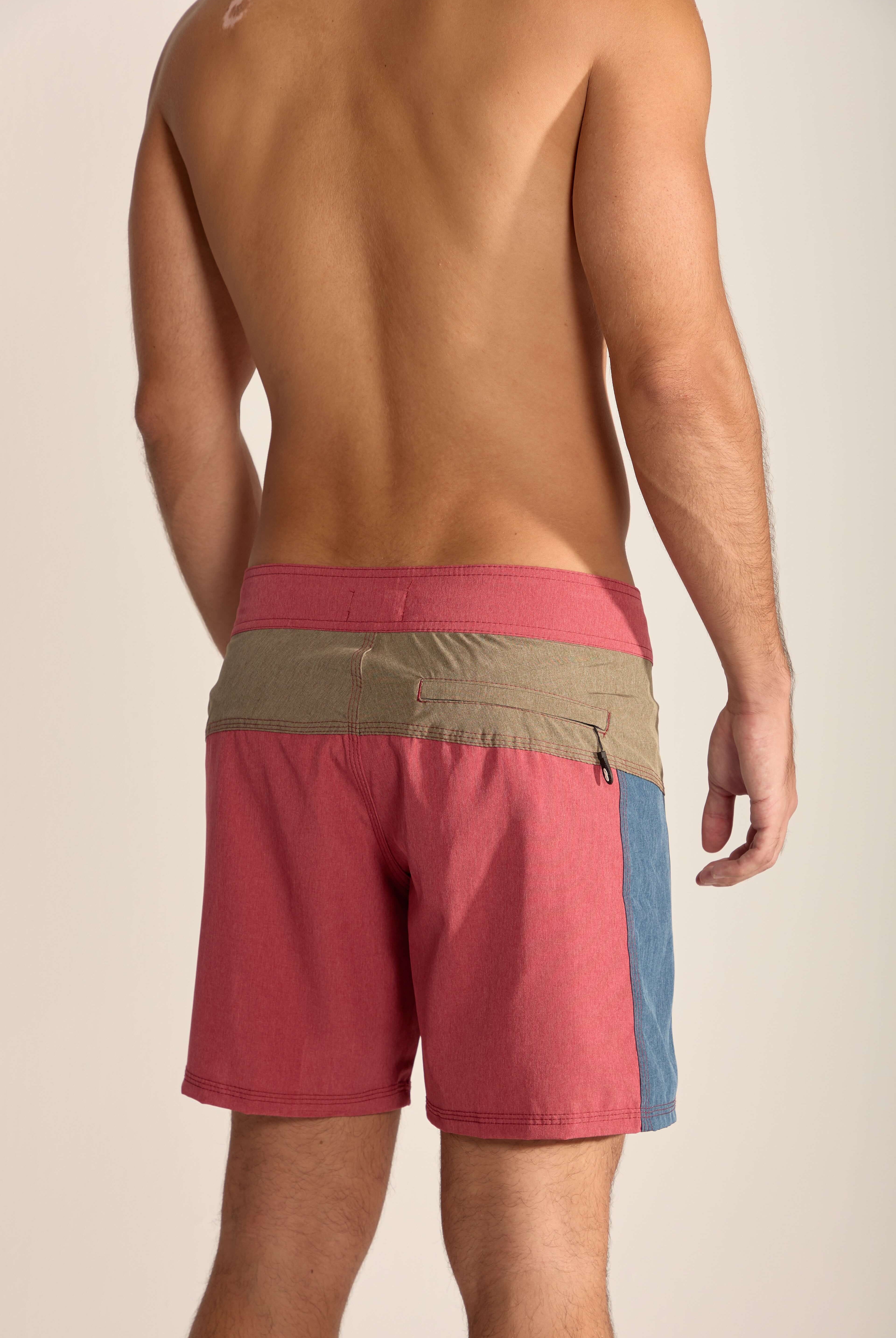Boardshorts Boardwalk Backoutdoor Bordo da Greenish, com cós anatômico e recortes estratégicos para liberdade de movimento.