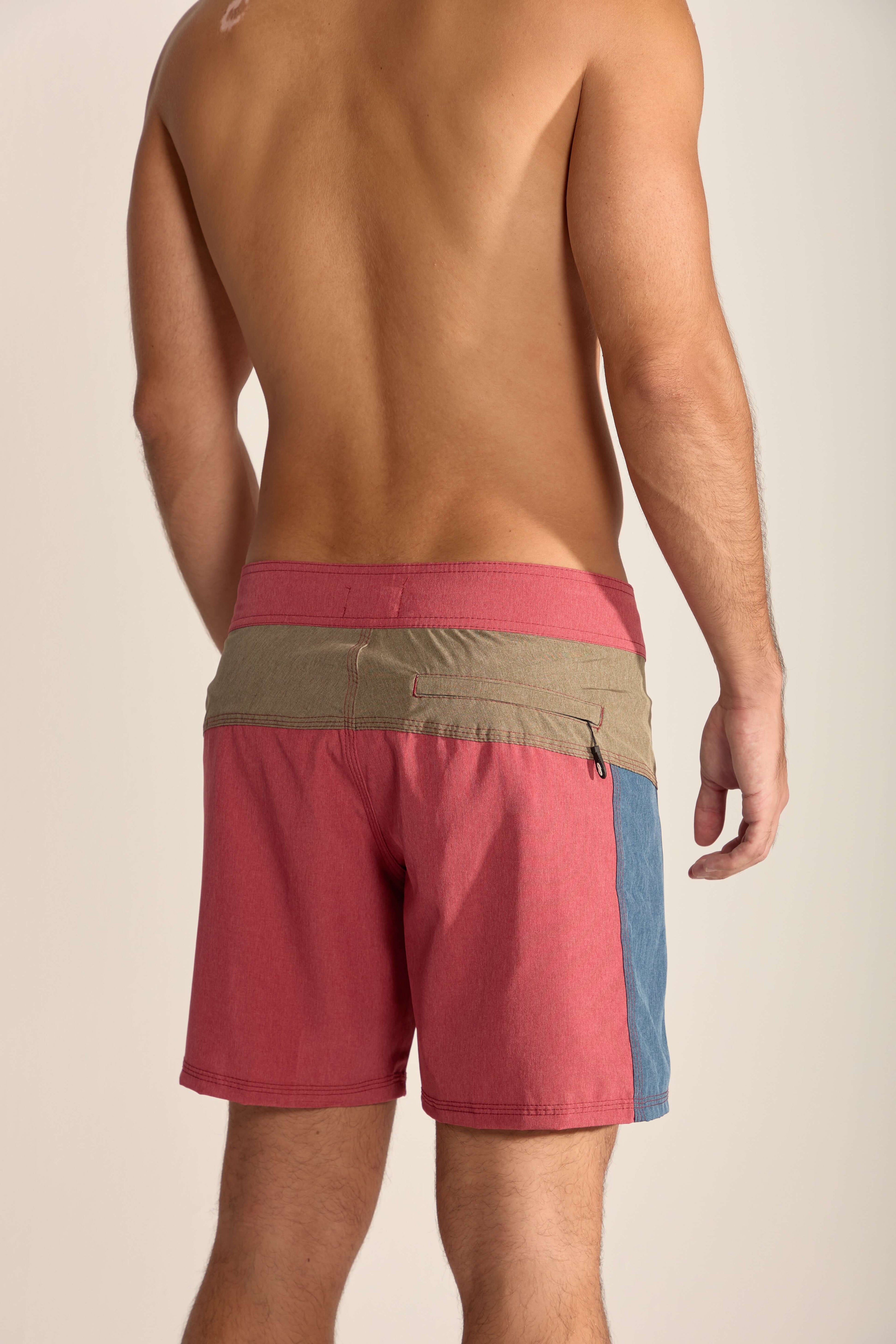 Boardshorts Boardwalk Backoutdoor Bordo da Greenish, com cós anatômico e recortes estratégicos para liberdade de movimento.
