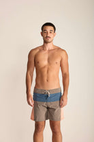 Modelo usando bermuda Boardwalk Backoutdoor da Greenish, com design moderno e conforto para momentos no mar.