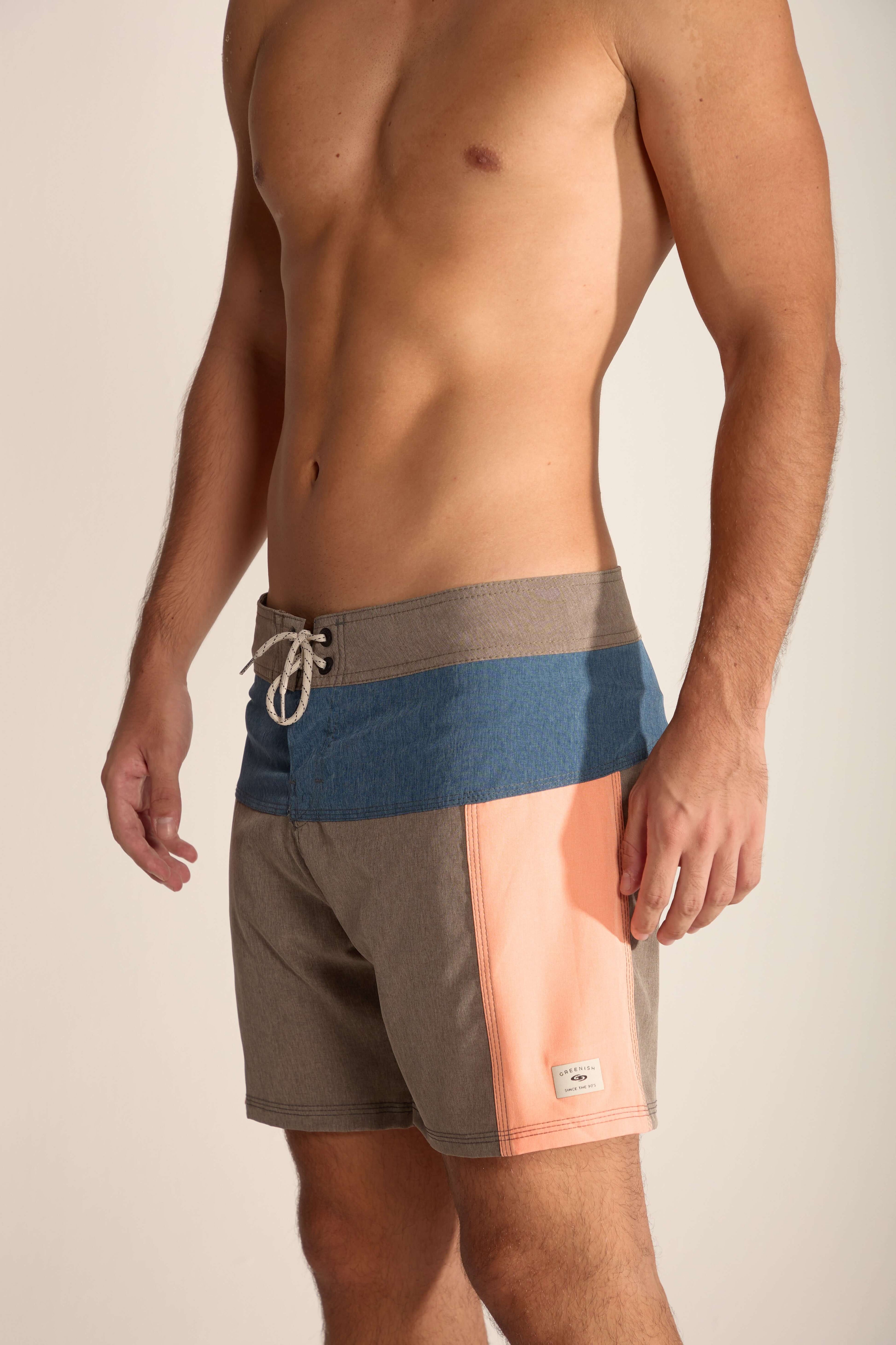 Shorts de banho Boardwalk Backoutdoor da Greenish, conforto e design moderno para aventuras no mar.