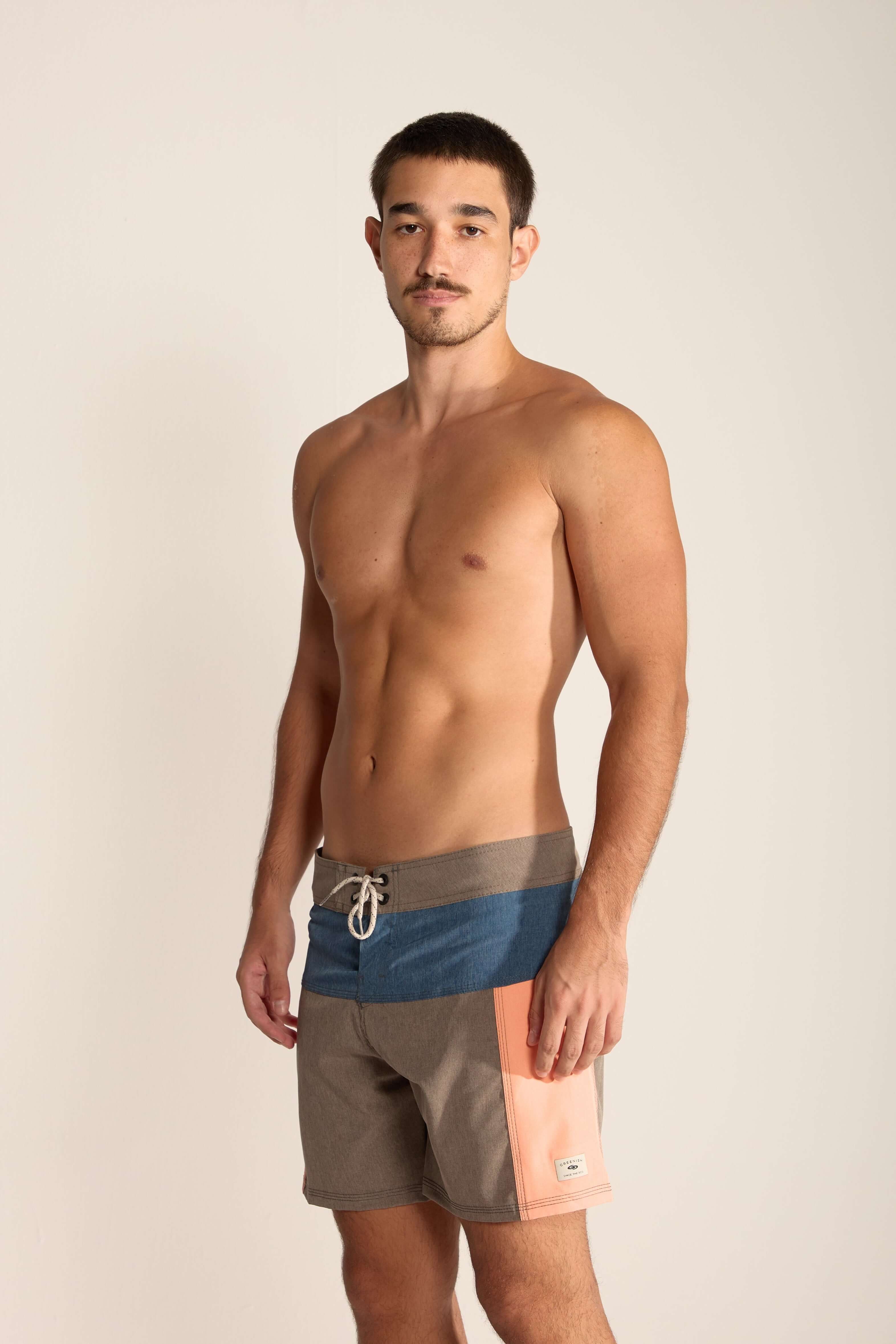 Bermuda Boardwalk Backoutdoor da Greenish, masculina, com design moderno e ajuste confortável para o verão.