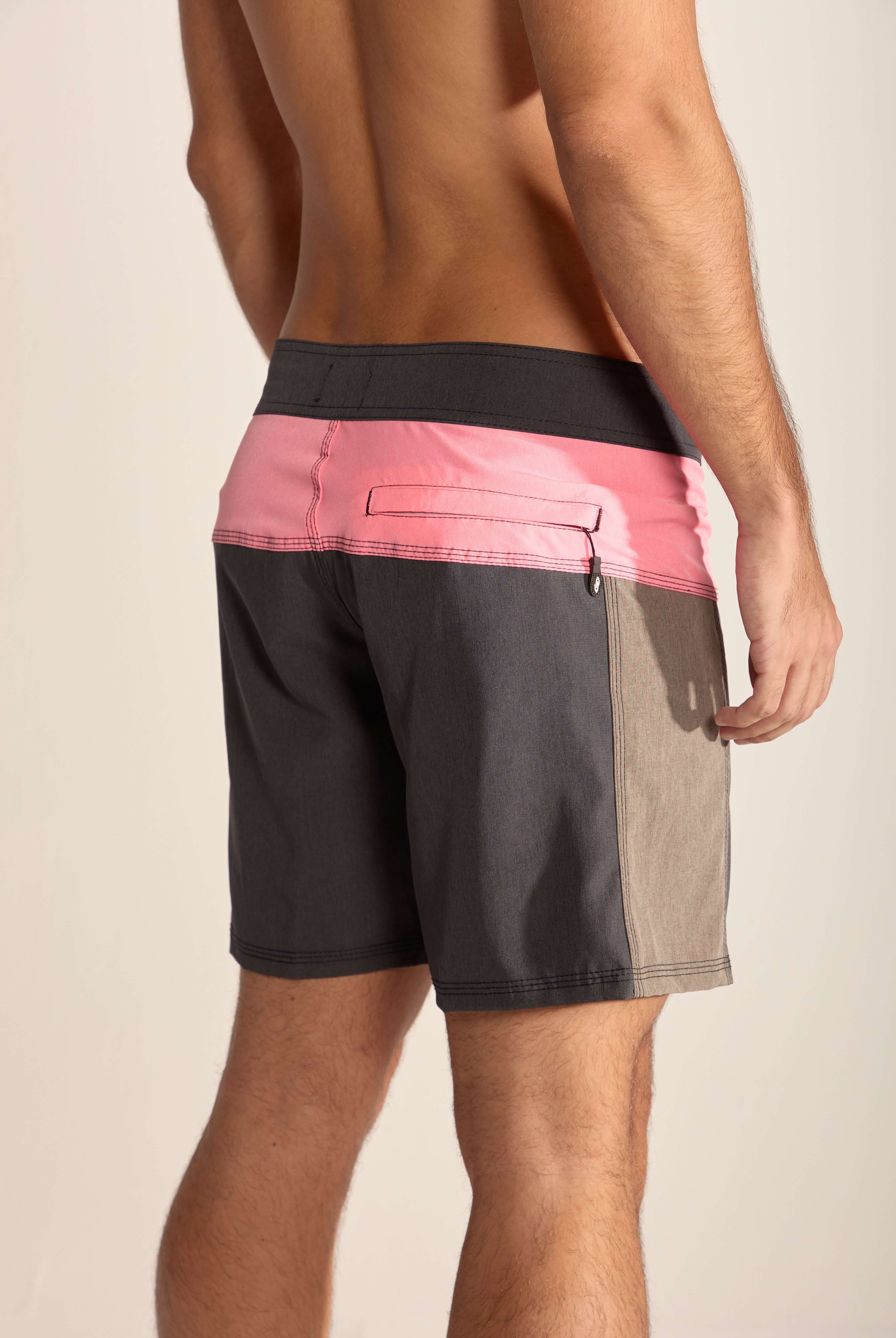 Bermuda Boardwalk Backoutdoor da Greenish, com cós anatômico e bolso traseiro, ideal para desempenho na água.