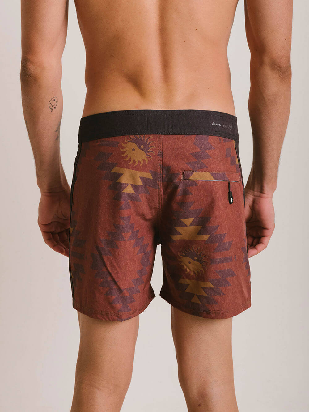 Detalhe das costas do Boardwalk Boho Mystical da Greenish, com estampa gráfica em tons terrosos.