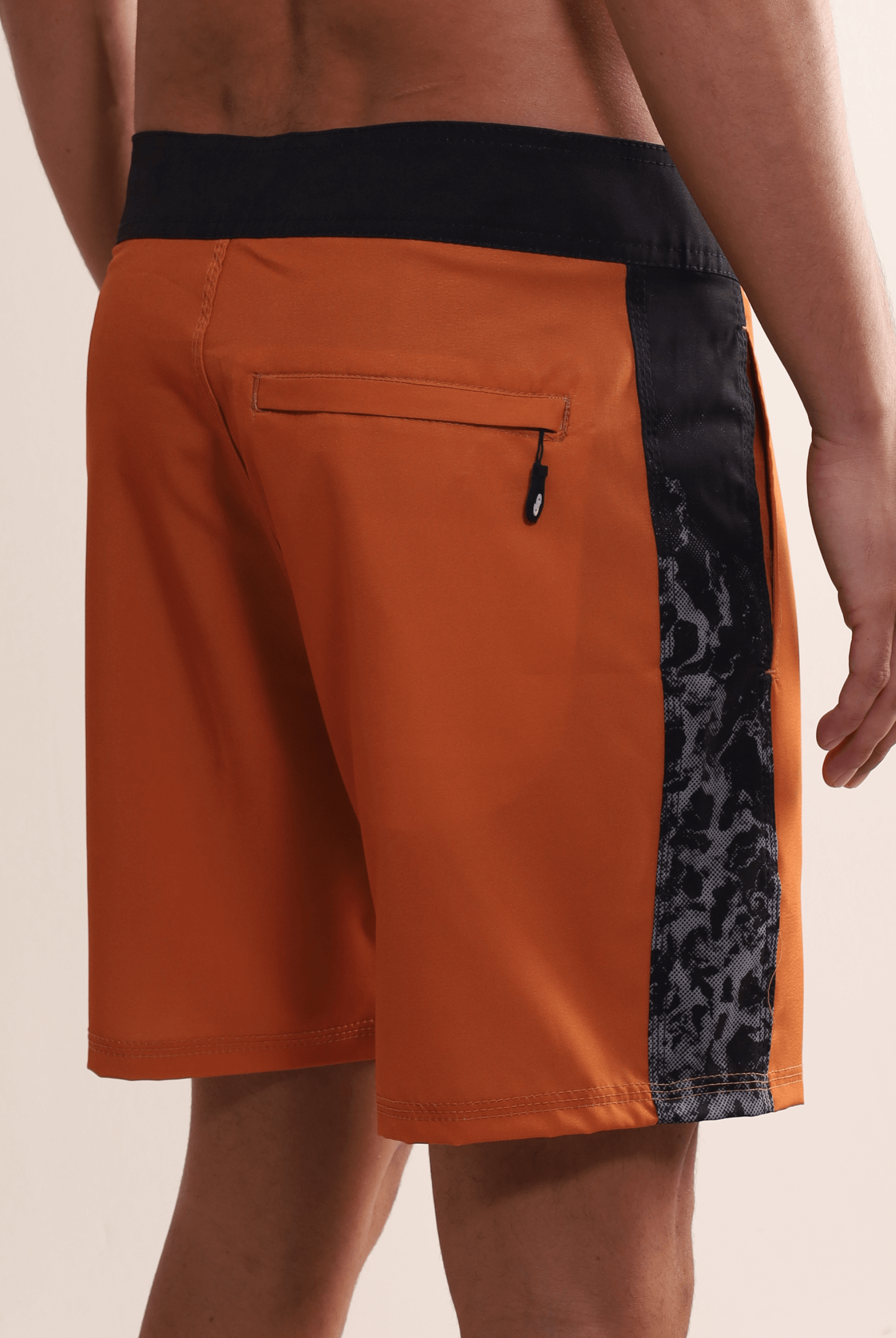 Bermuda Boardwalk Amarelo da Greenish com textura lateral estilo água salgada, ideal para um look litorâneo confortável e resistente.