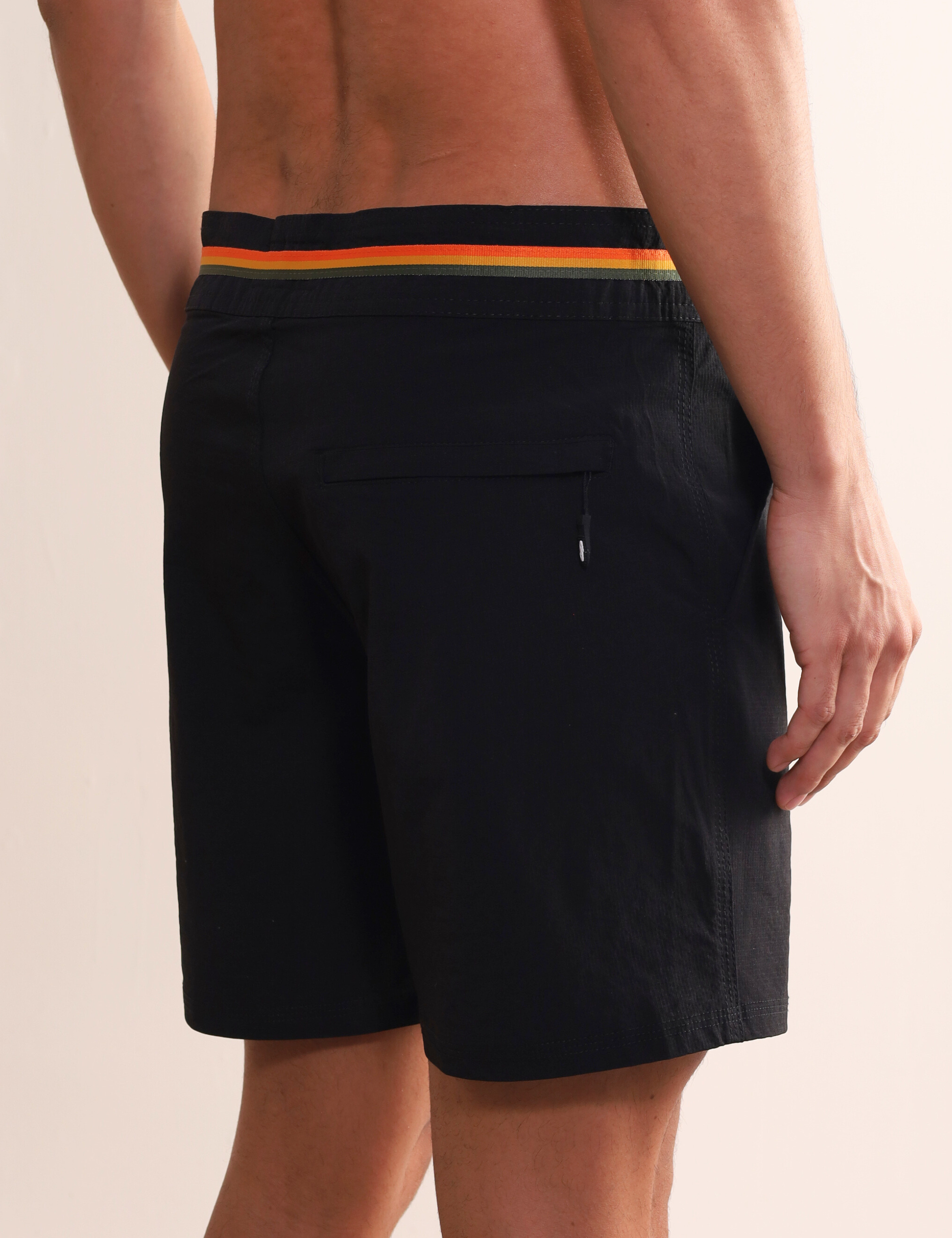 Shorts Greenish Boardwalk Outline Backoutdoor Preto com listras vibrantes, ideal para conforto e estilo em dias de liberdade.