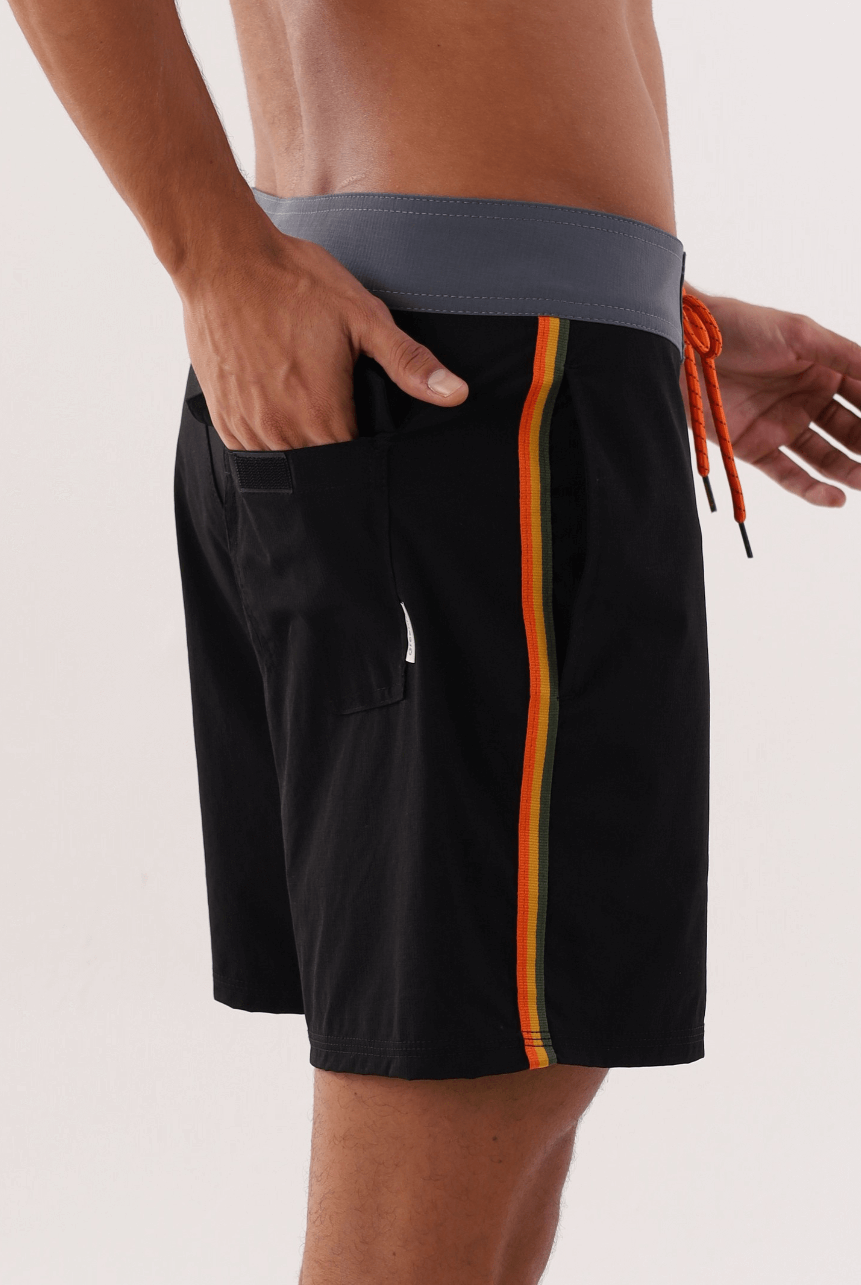 Shorts Boardwalk Outline Outside Preto da marca Greenish em preto, com bolsos e detalhes coloridos, ideal para moda praia.