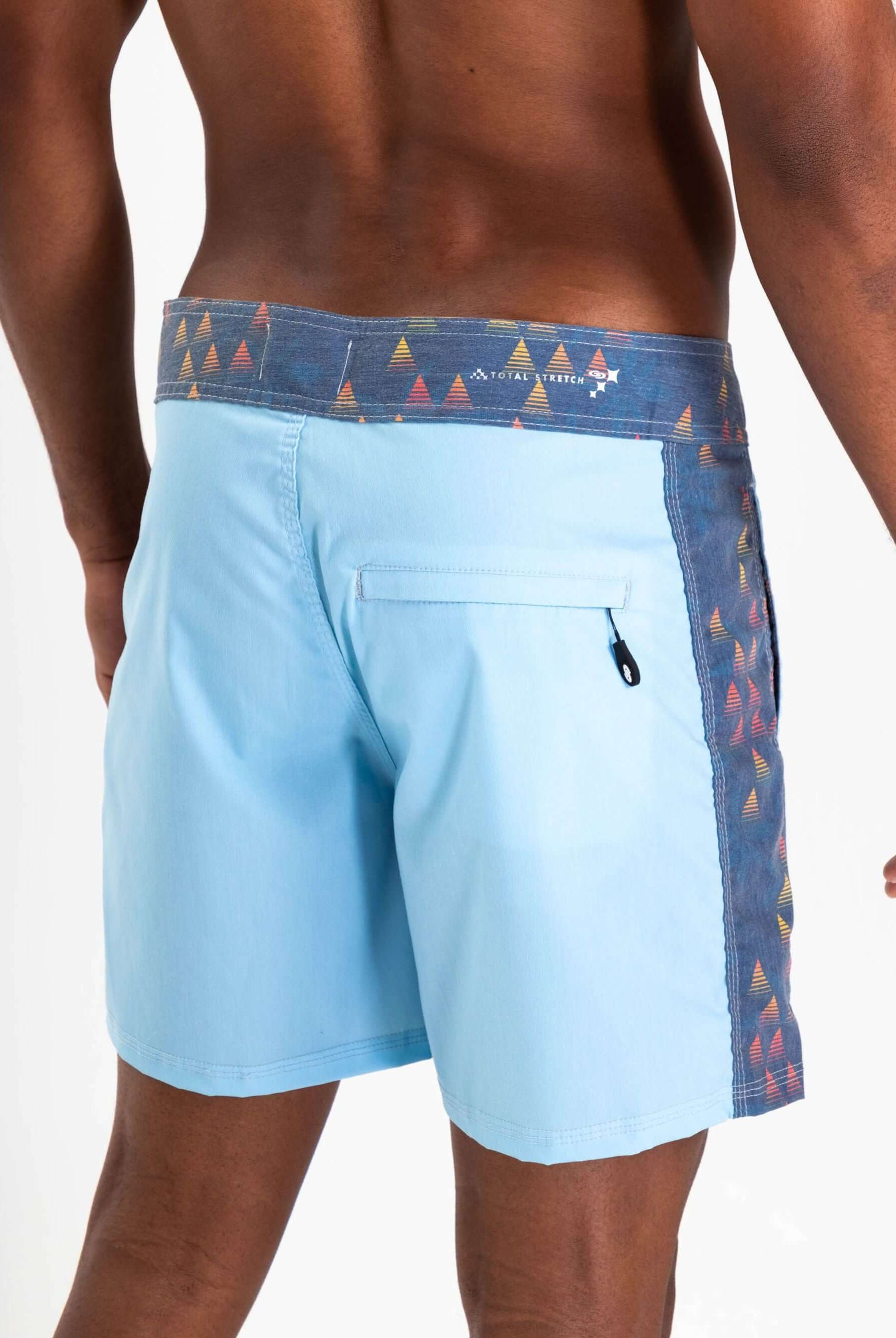 Shorts Boardwalk Prism Azul da Greenish, conforto e estilo com recorte sublimado nas laterais.