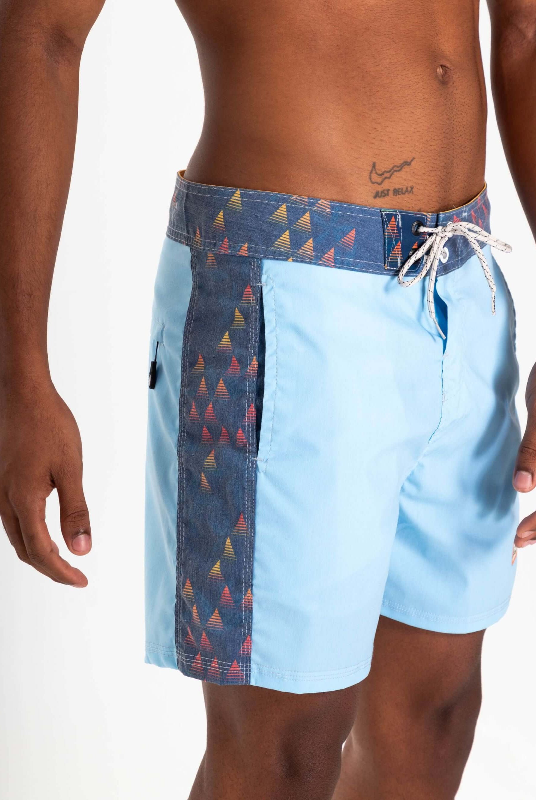Shorts de banho Boardwalk Prism Azul da Greenish, feitos em poliéster e algodão, confortáveis e estilosos.