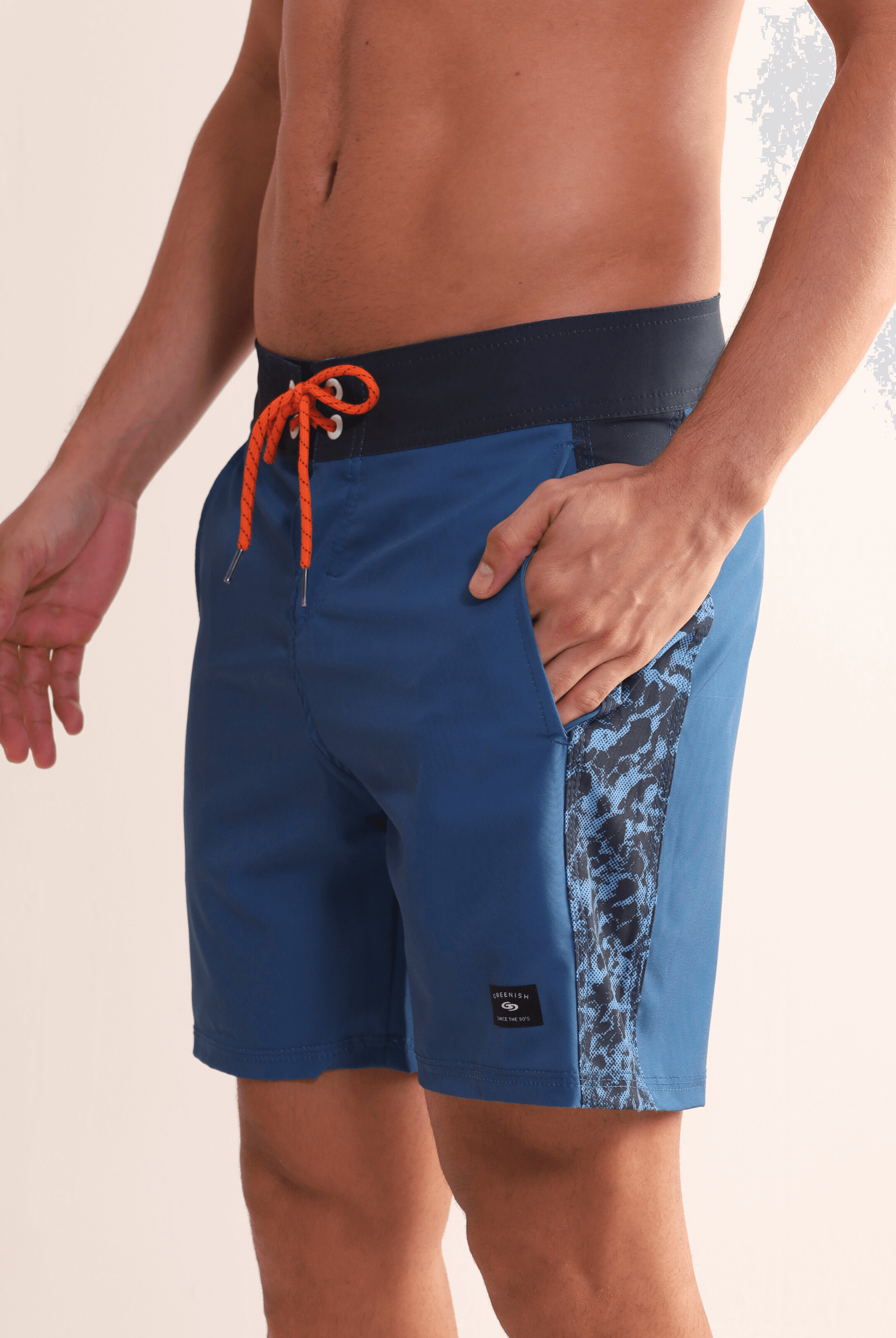 Bermuda azul Greenish Boardwalk Salt Water Texture, com detalhe lateral texturizado e cordão laranja, ideal para estilo litorâneo.