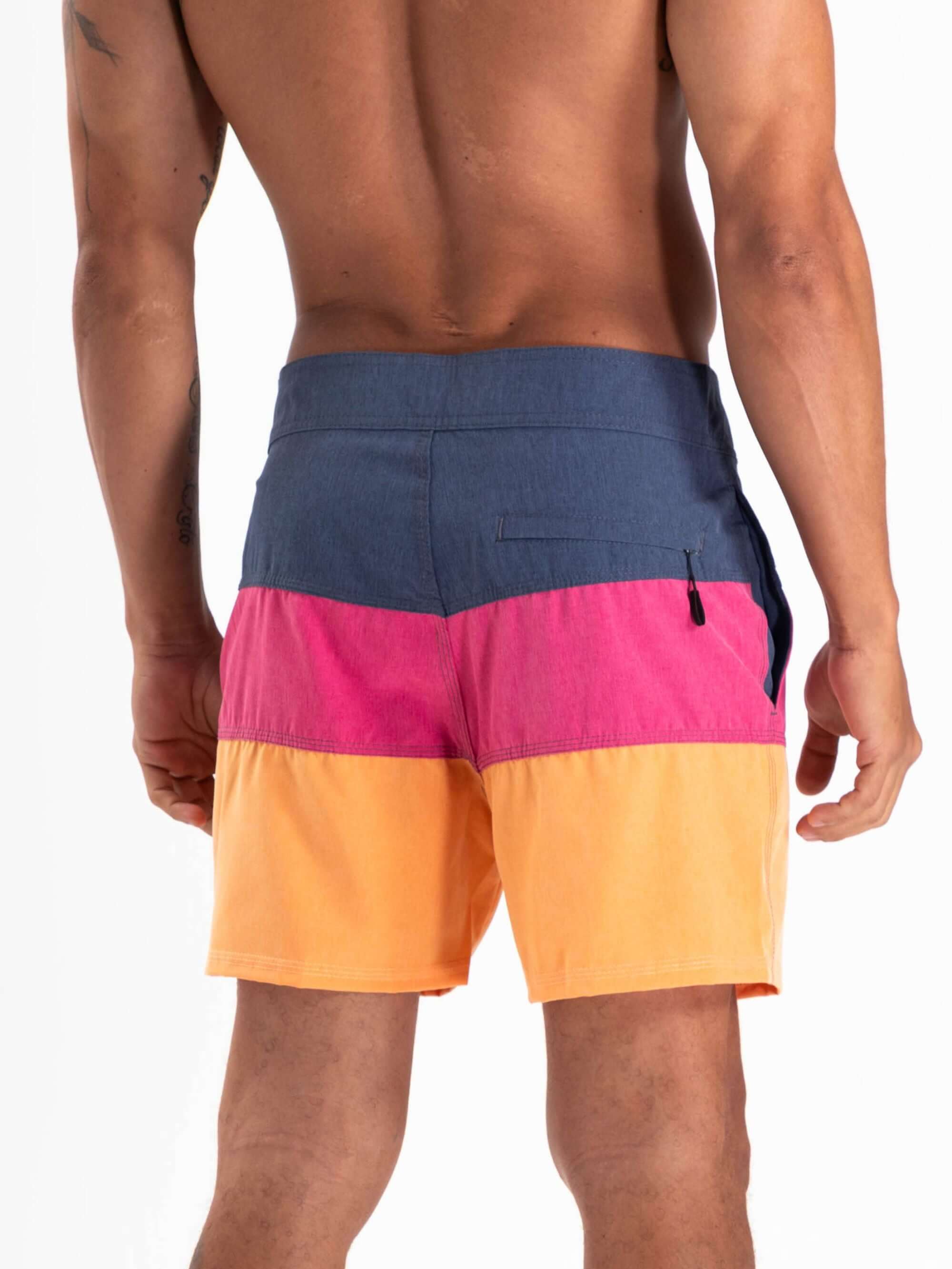 Calças Boardwalk Three Panels da Greenish com design em três cores vibrantes, comforto e estilo.