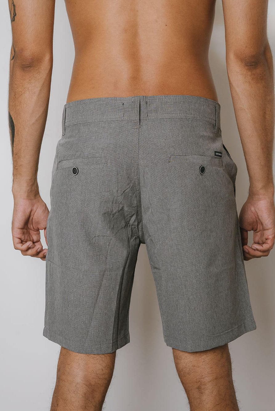 Bermuda masculina cinza Walkshort Classic da Greenish, vista traseira com bolsos, confortável e versátil.