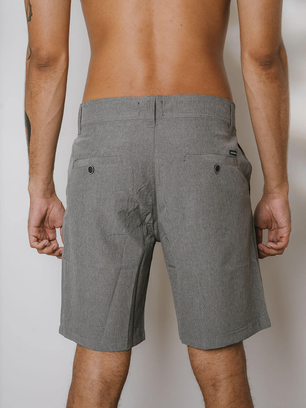 Bermuda masculina cinza Walkshort Classic da Greenish, vista traseira com bolsos, confortável e versátil.