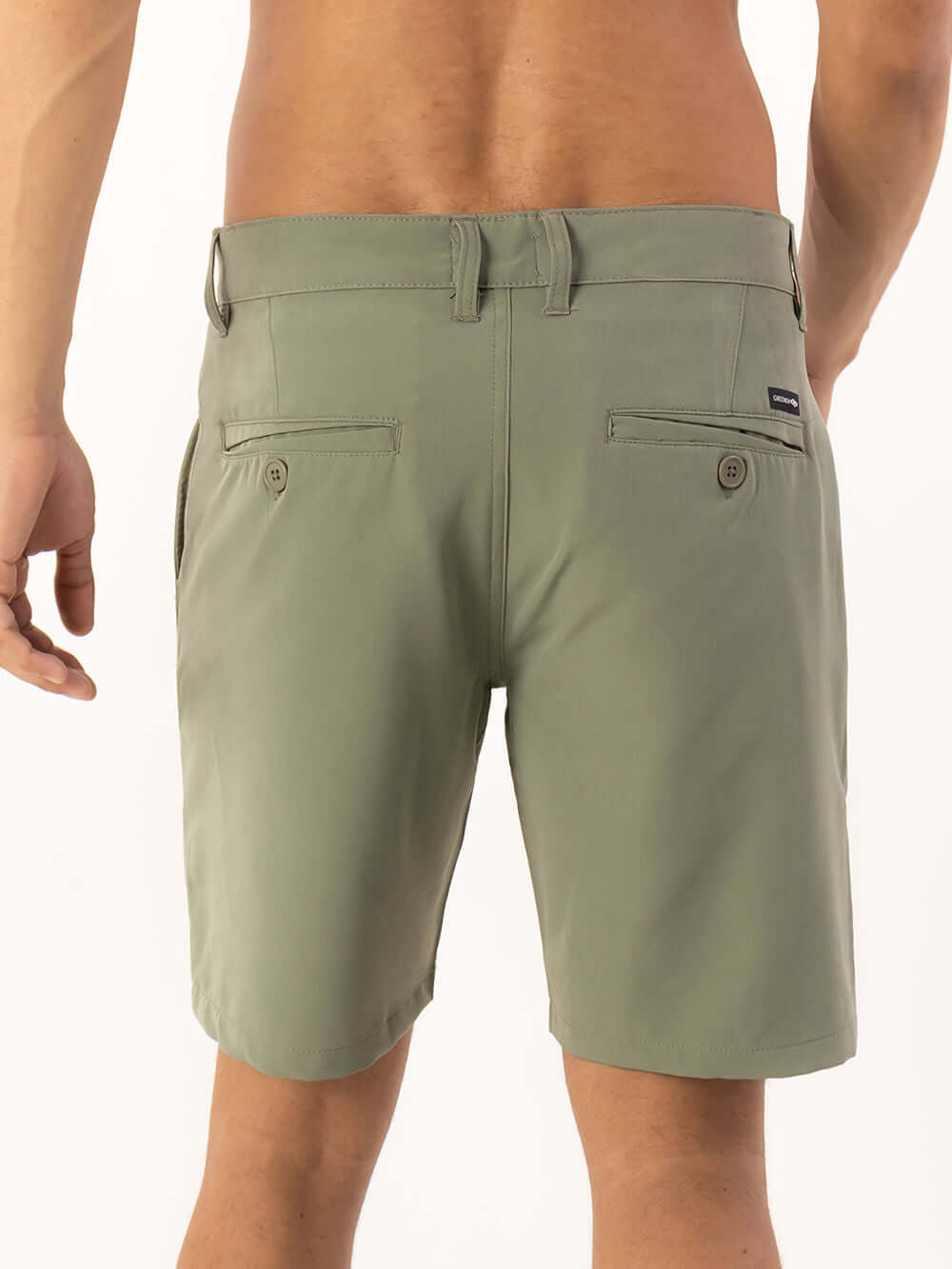 Bermuda masculina Walkshort Classic Verde da Greenish, vista traseira com bolsos e ajuste de cinto.
