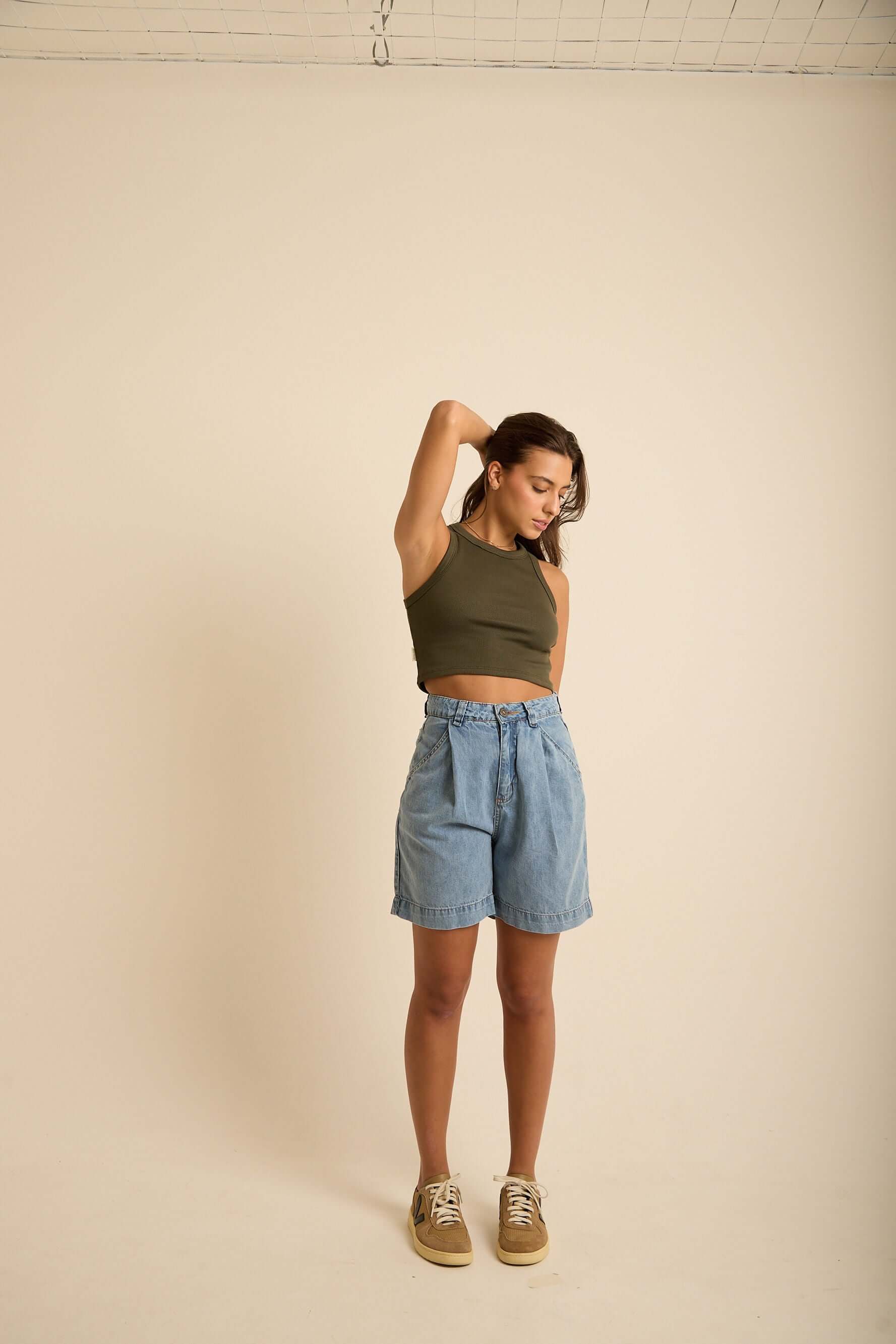 Modelo usando Bermuda Jeans Gih da Greenish, em tecido sustentável de Cânhamo, com estilo moderno e casual.