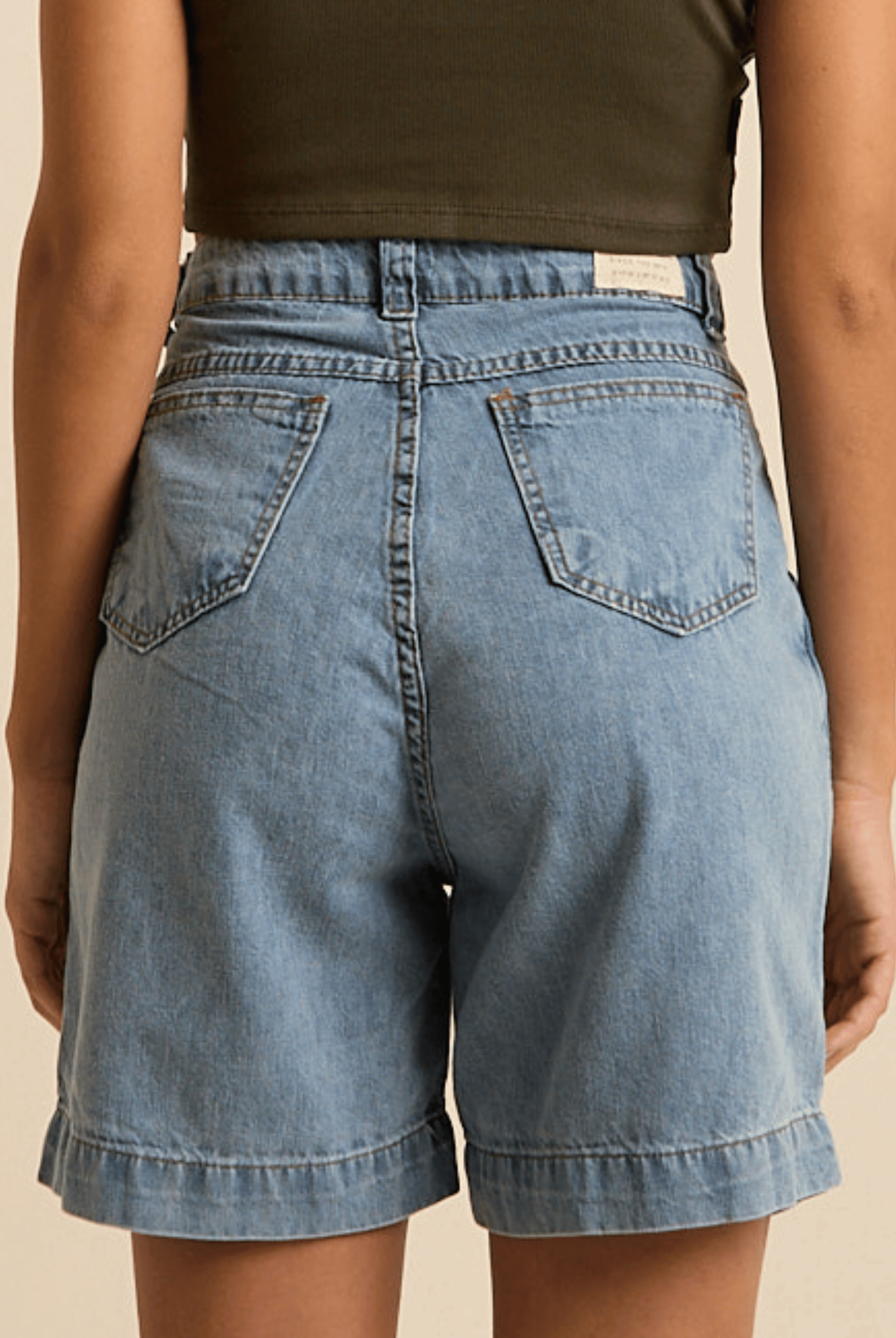 Bermuda jeans Gih azul da Greenish, com cós anatômico e design moderno, vista de costas.