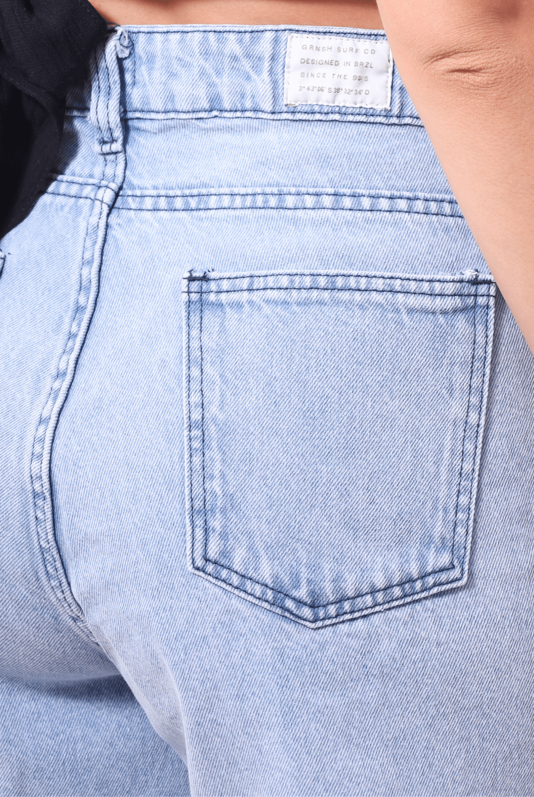 Bermuda jeans Glicia Greenish, alta cintura, lavagem azul vintage, 100% algodão, detalhe bolso traseiro, estilo e conforto.