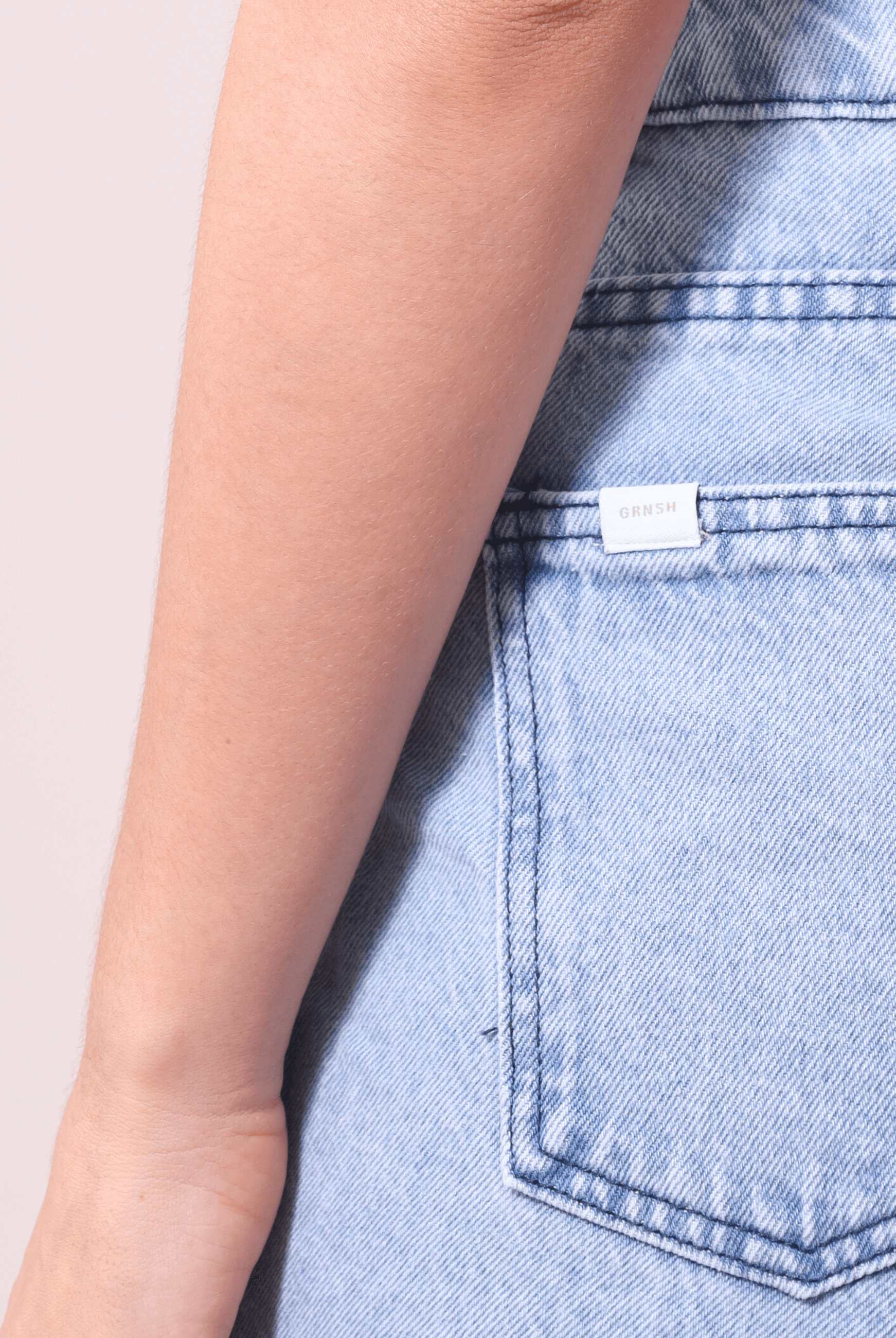 Bermuda Jeans Glicia Greenish com lavagem azul vintage, detalhe de bolso traseiro e etiqueta de marca, feita em 100% algodão.