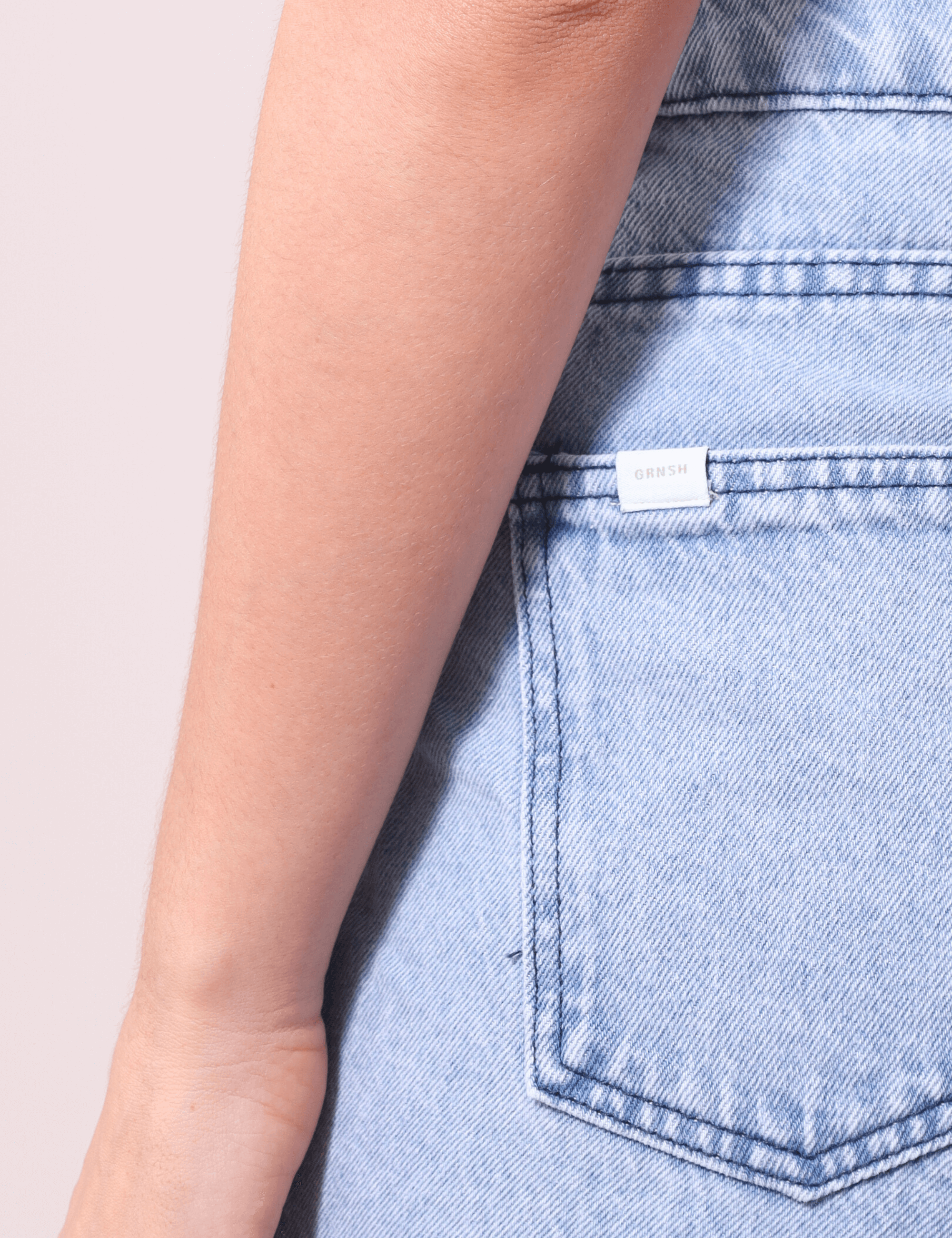 Bermuda Jeans Glicia Greenish com lavagem azul vintage, detalhe de bolso traseiro e etiqueta de marca, feita em 100% algodão.