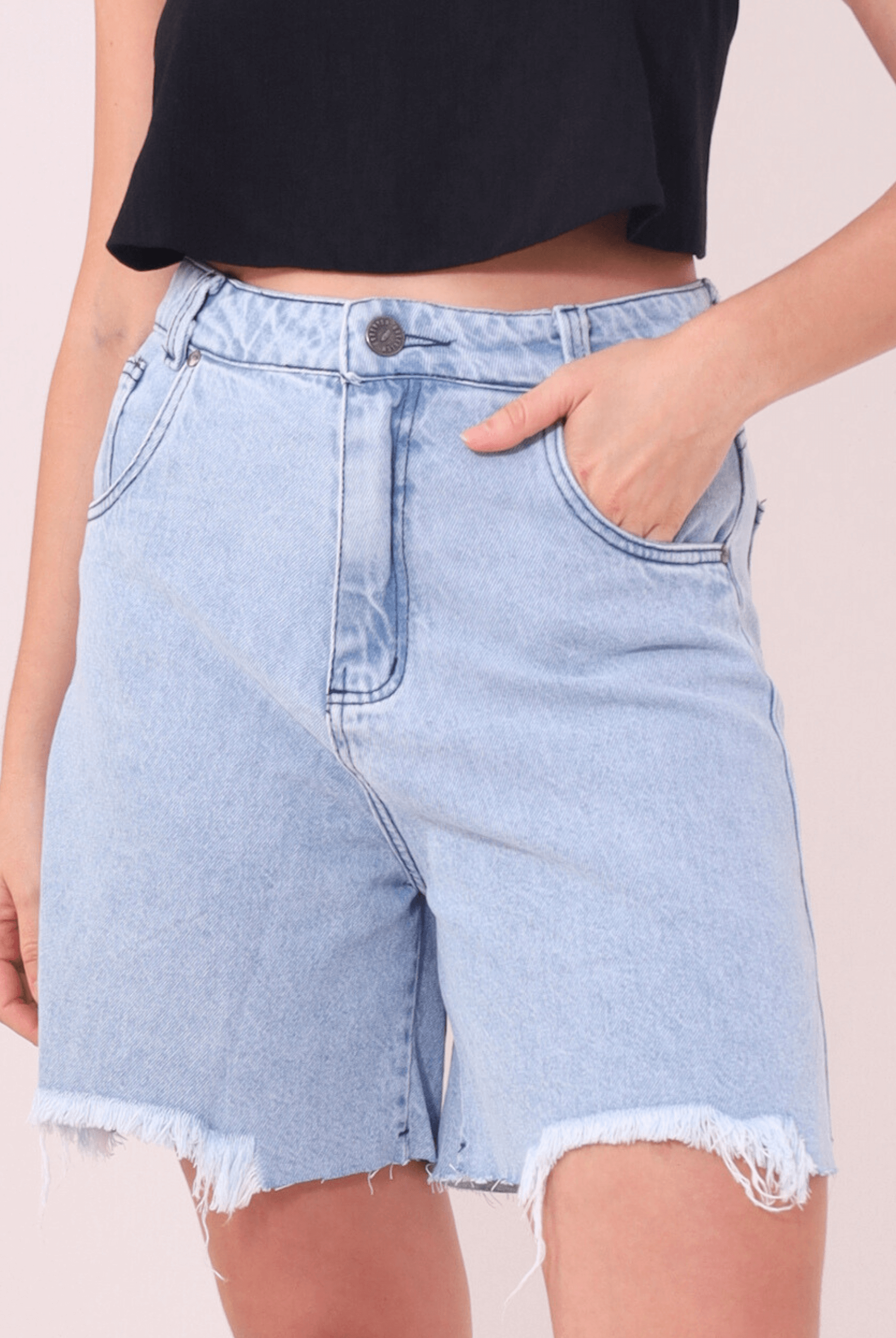 Bermuda Jeans Glicia com cintura alta e acabamento desfiado da Greenish, feita 100% em algodão, ideal para o verão.