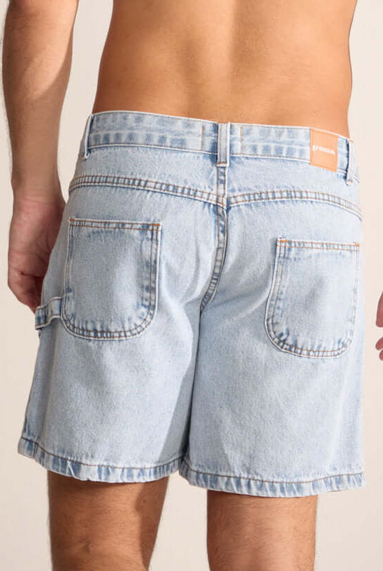 Bermuda jeans Waves da Greenish, modelo clássico, retro e confortável, vista de costas.