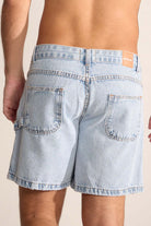 Bermuda jeans Waves da Greenish, modelo clássico, retro e confortável, vista de costas.