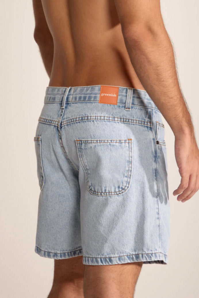 Bermuda jeans Waves da Greenish, modelagem reta, conforto e estilo vintage, ideal para o uso diário.