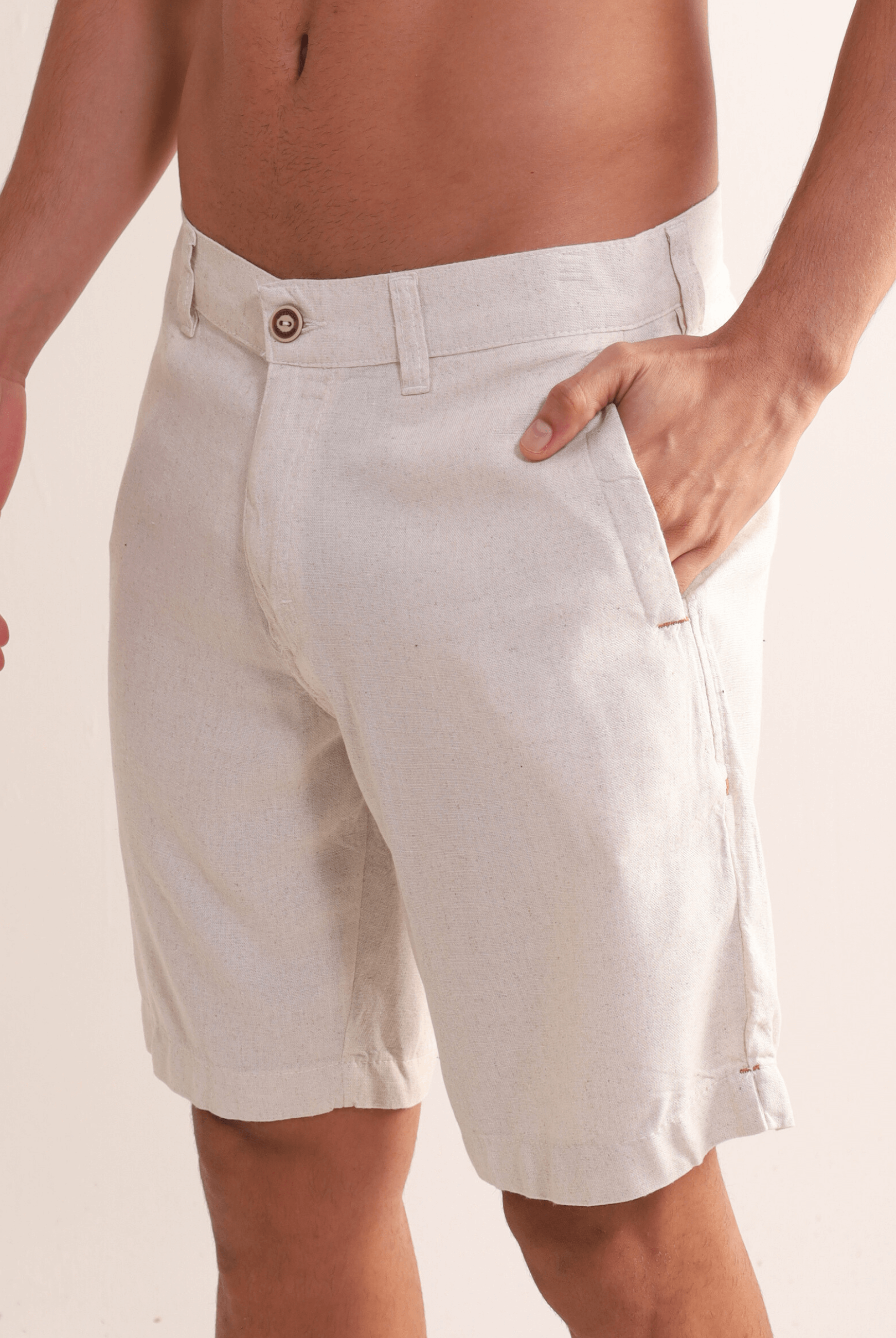 Bermuda Linem Resort Natural da Greenish, feita de linho fresco, ideal para praia e passeios com conforto e elegância.