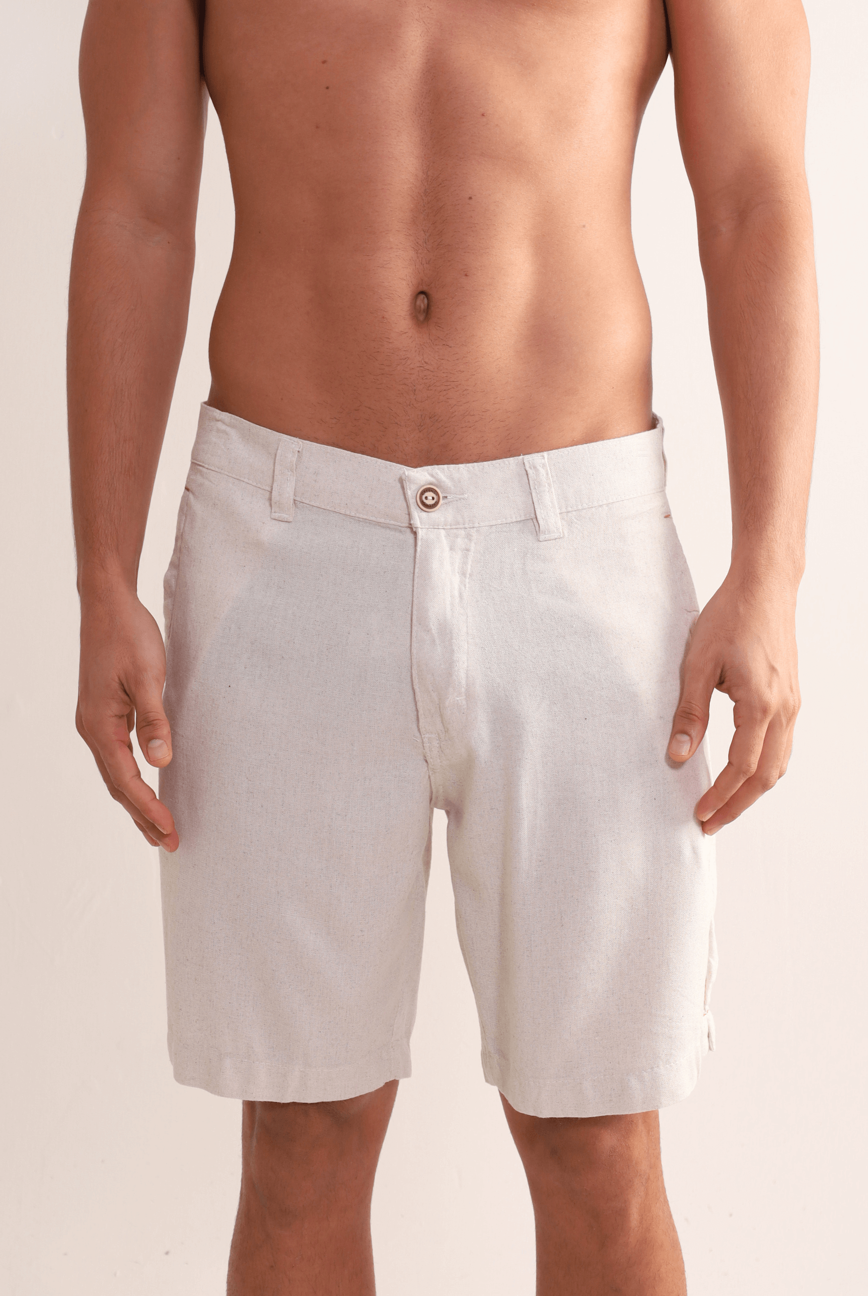 Bermuda Linem Resort Natural da Greenish, confeccionada em linho para conforto e elegância, ideal para praia e passeios, cor neutra.