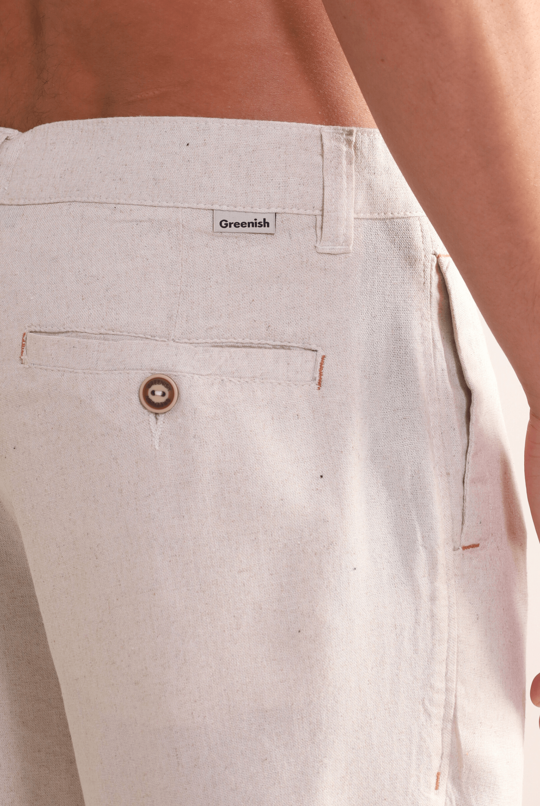 Bermuda Linem Resort da Greenish em linho natural, mostrando um design casual e elegante ideal para praia e passeios ao entardecer.