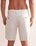 Bermuda Linem Resort Natural, marca Greenish, em linho leve e corte casual para conforto e elegância no litoral ou passeios.